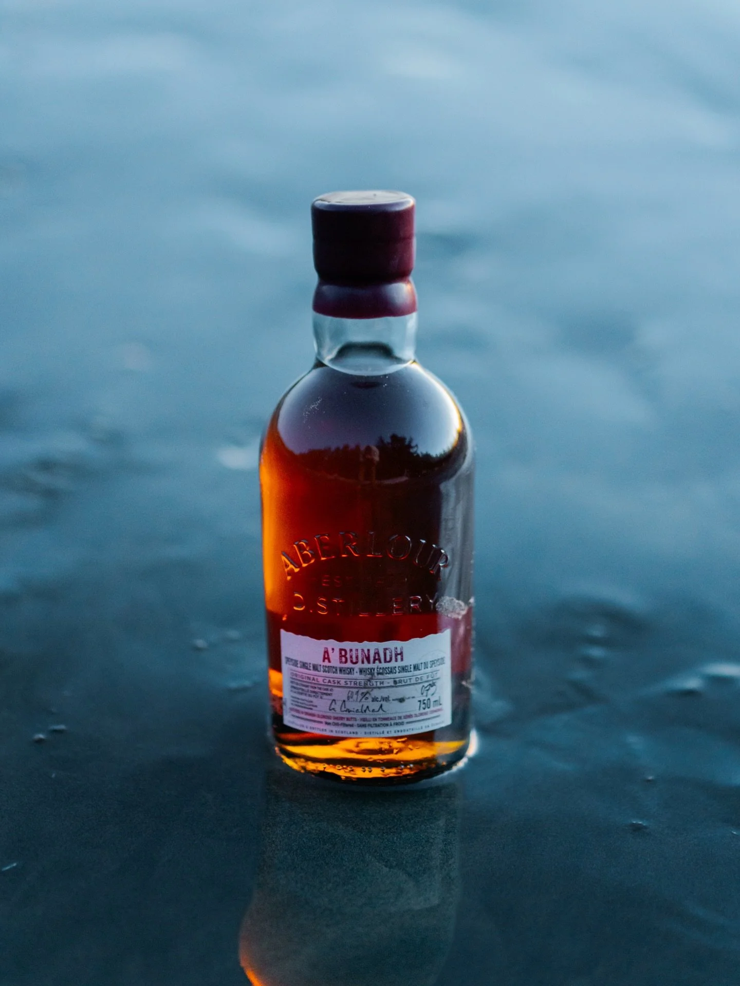 Name a better spot to sip on some @aberlour A&rsquo;Bunadh&hellip; we&rsquo;ll wait. 

Sipping this with the salty ocean breeze and the sound of the waves in the background&hellip; what a moment!
#whisky #scotch #aberlour #tofino