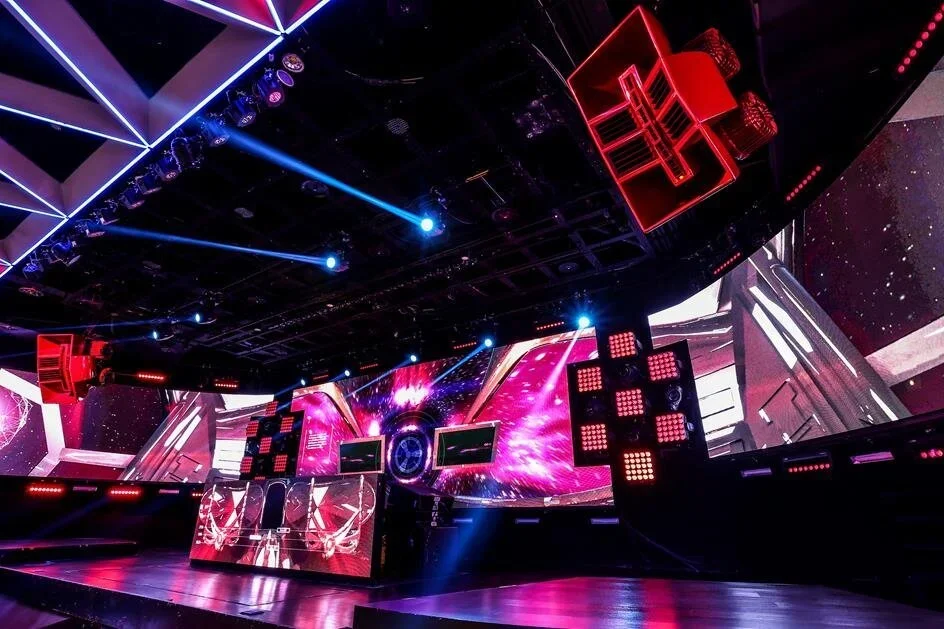 OMNI Nightclub – DJ booth with suspended speaker system and video walls – AV integration – Taipei, Taiwan