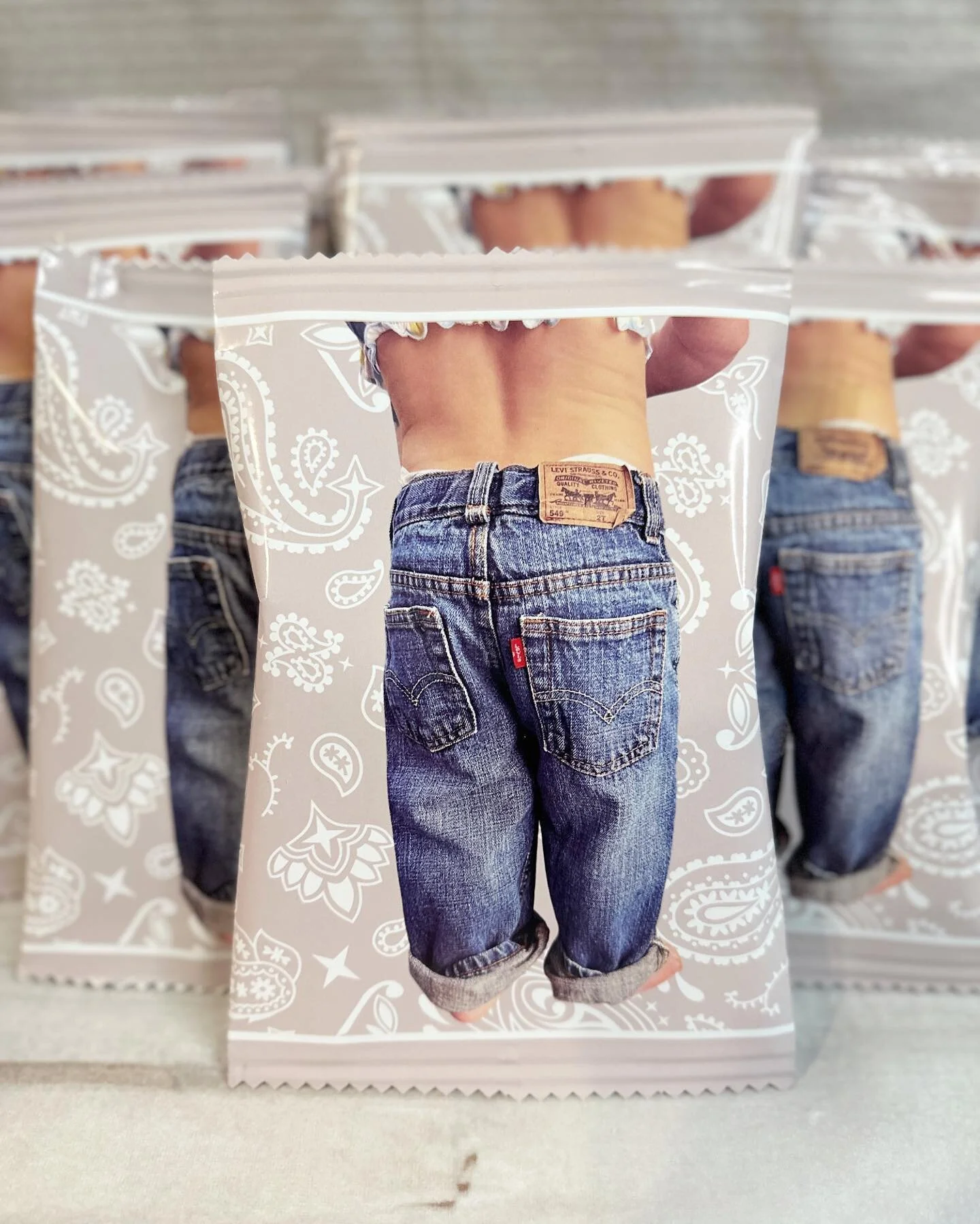Can&rsquo;t get over these cutie chip bags!! 🫶🏻

Custom chip bags created for the one and only @thislittlepiggywearsvintage👖🤍

Promoting your business? Hosting an event? Celebrating a birthday? These custom chip bags are perfect for every event! 
