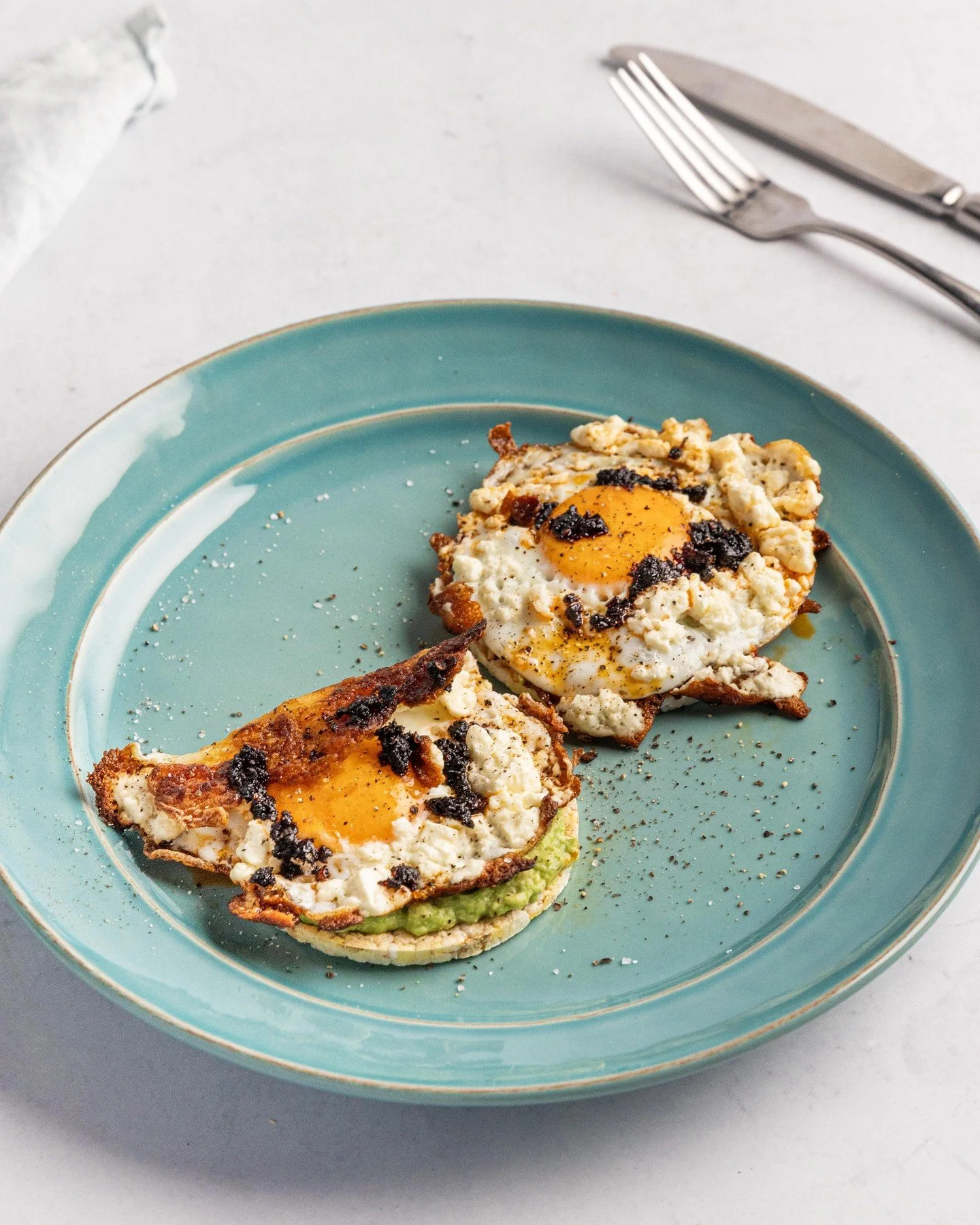 Breakfast goals unlocked! 🍳🌶️Jacq's Fetta Chilli Egg on Corn Thins are quick, delicious, and the perfect way to start your day. Creamy fetta meets fluffy eggs with a kick of chilli, all sitting on crunchy @cornthins_original. Light, satisfying, and