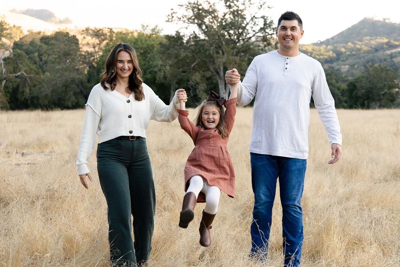 I have to say, this family session was one of the most fun I&rsquo;ve ever had. This family had so much joy and love between all of them and I was happily along for the ride and laughter. Swipe to see all the goofy fun we got up to!

#FamilyPhotograp