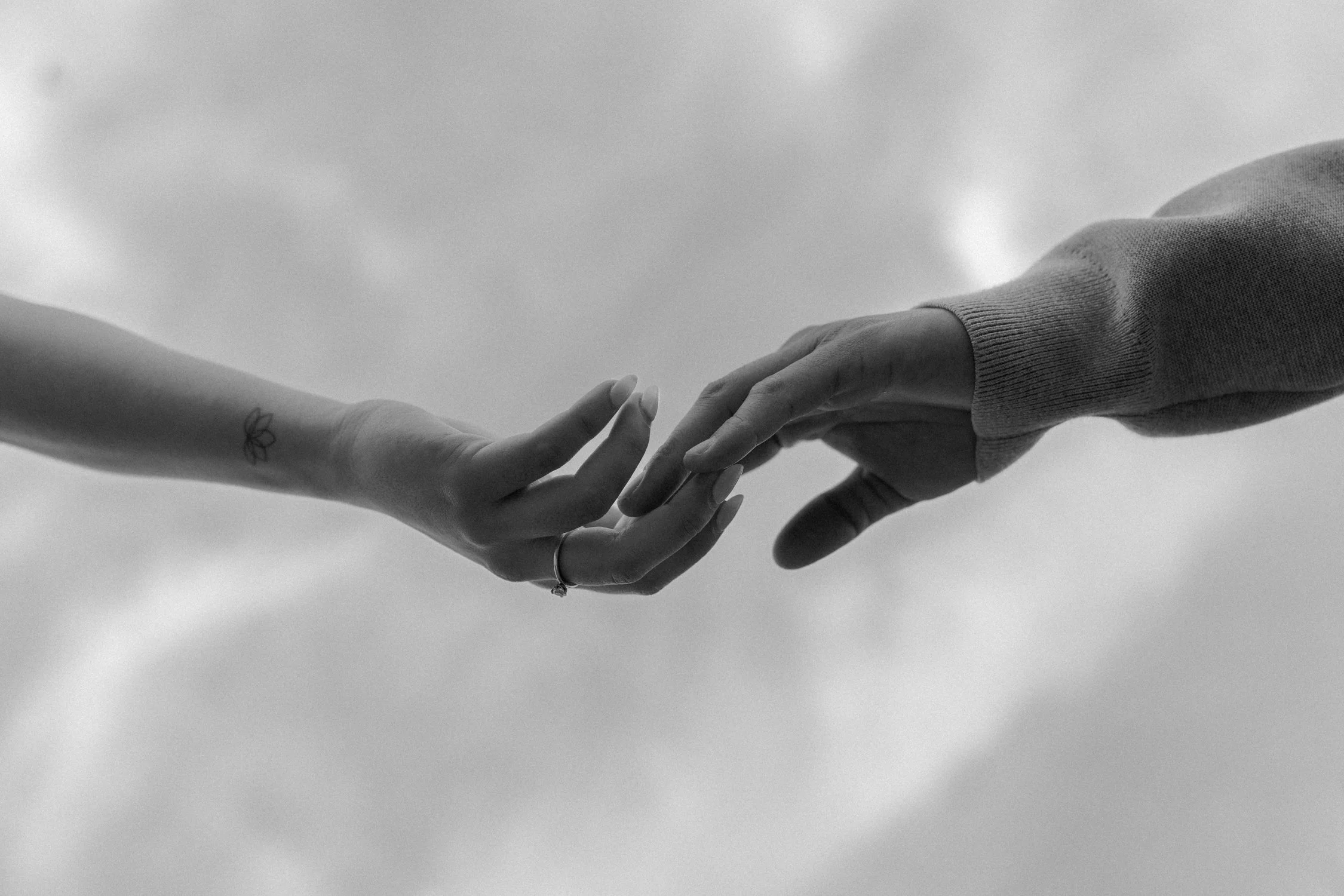 black and white hand shots for couples and engagement photography sessions in the california bay area