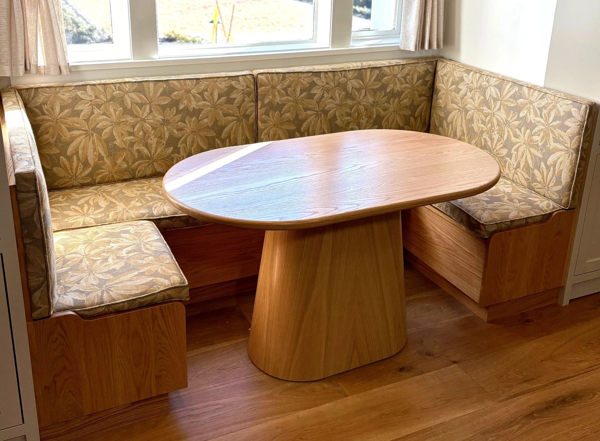 Breakfast Banquette and Pedestal Table