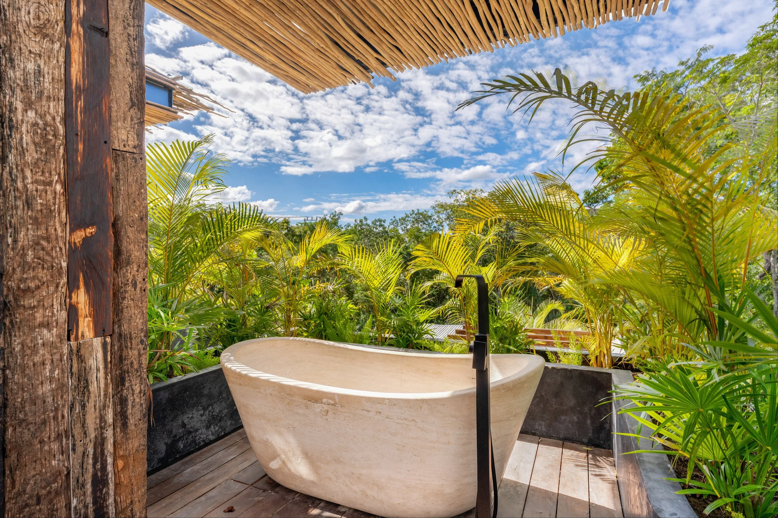 Villa Onyx Bath tub