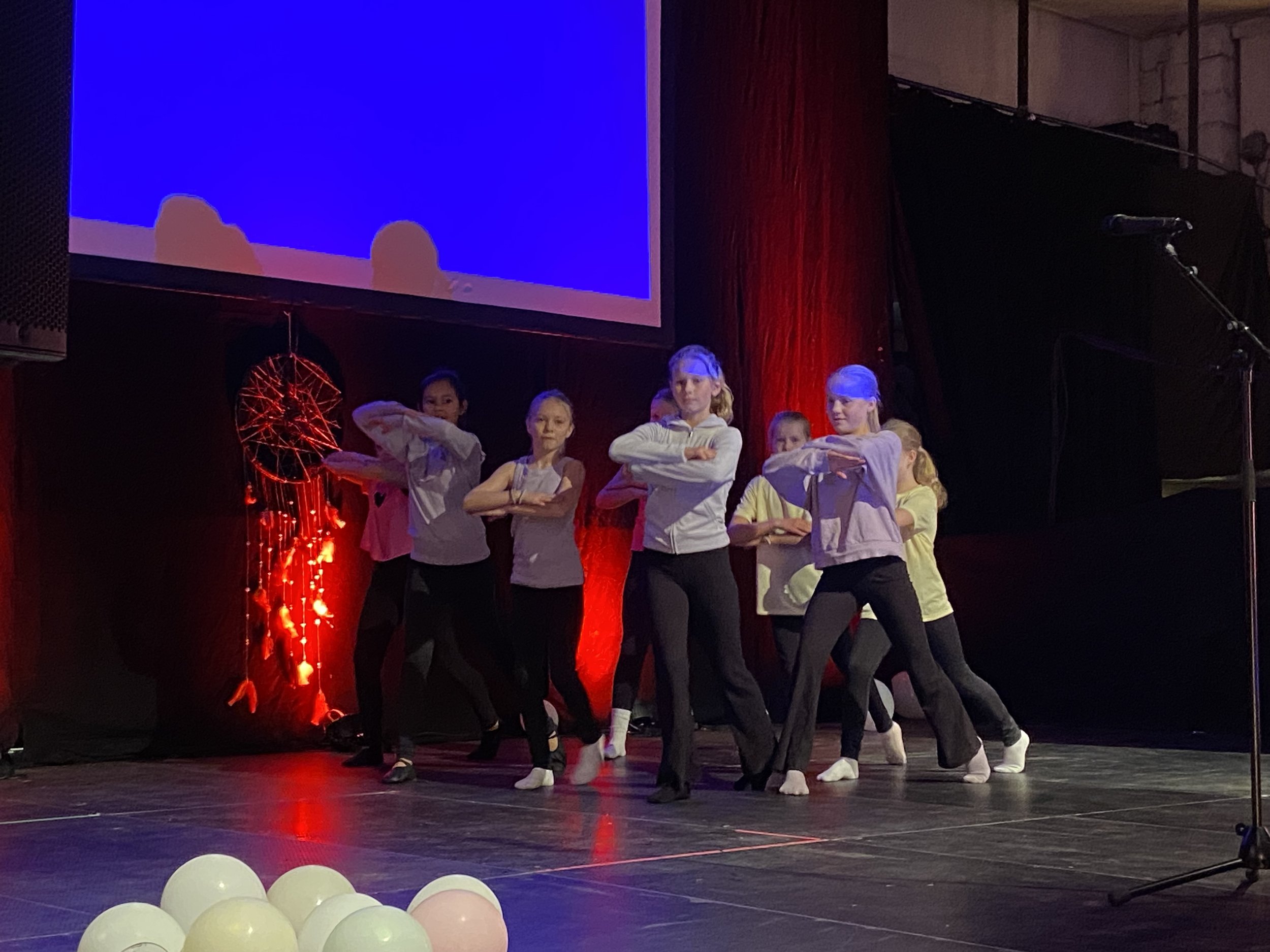 Dansegruppe fra kulturskola i Saltdal opptrer under drømmetimen