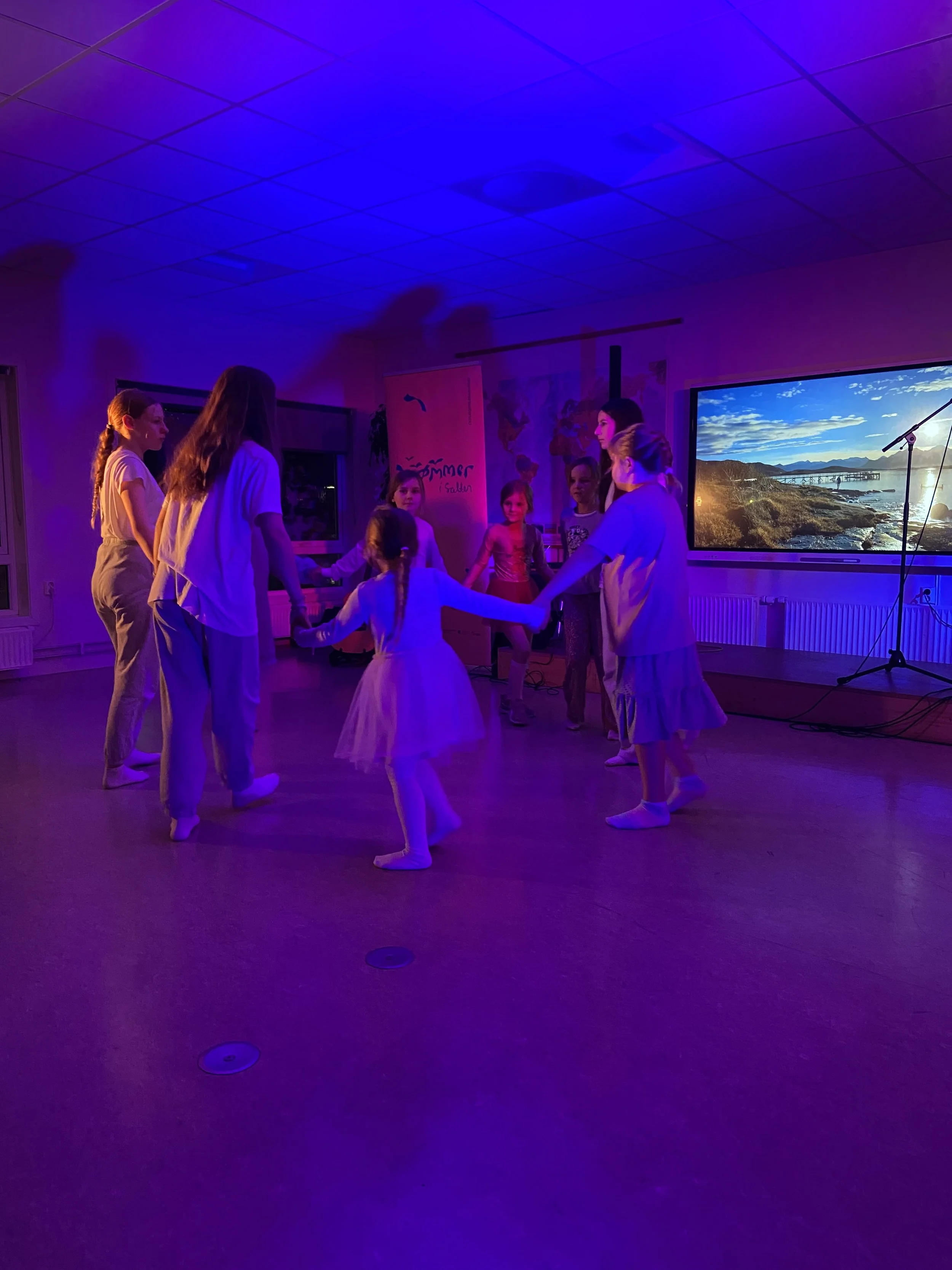 Dansere fra Gildeskål kulturskole opptrer under Drømmetimen