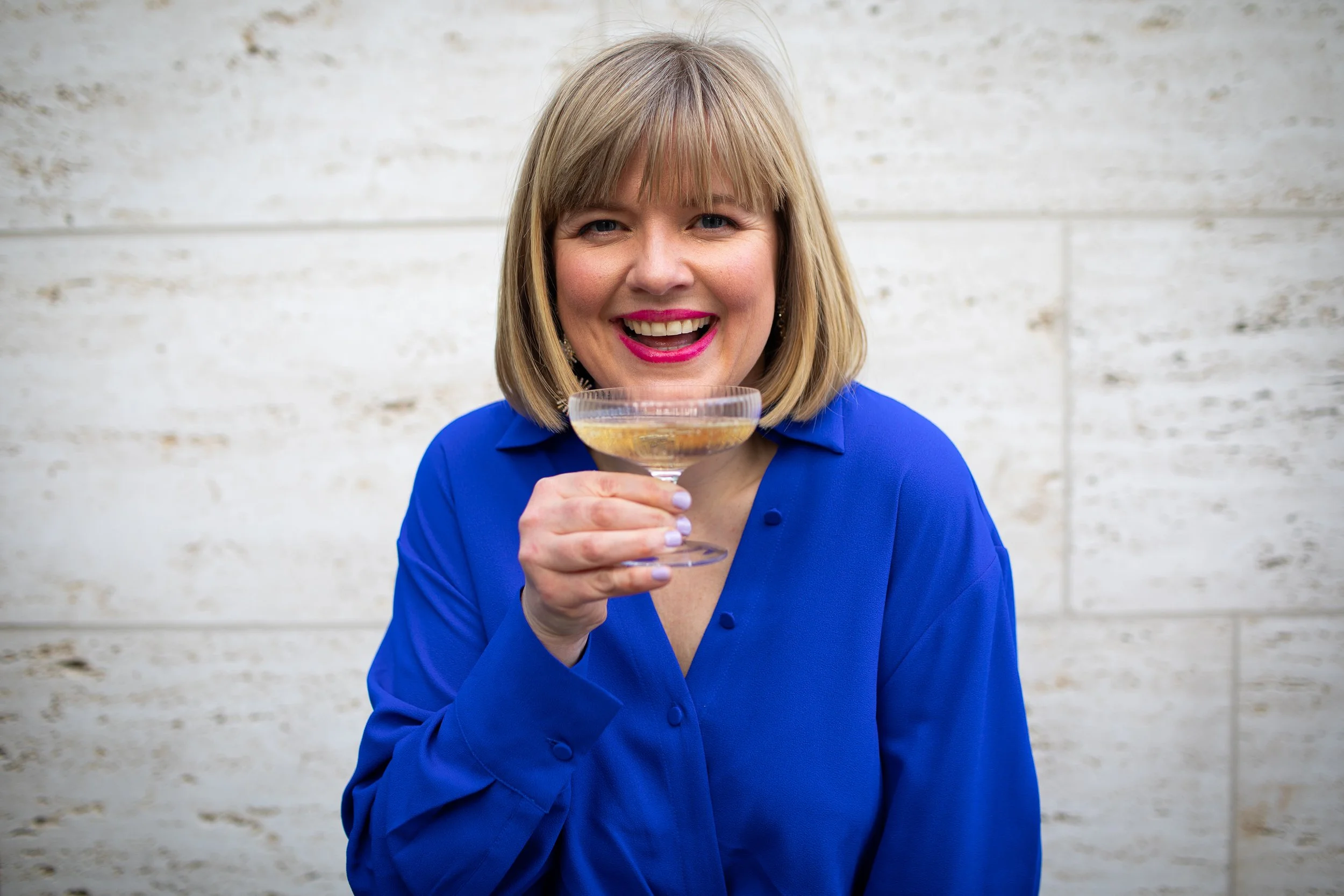 Anouck Meier, feminist en marketingexpert, met een cocktailglas in de hand.