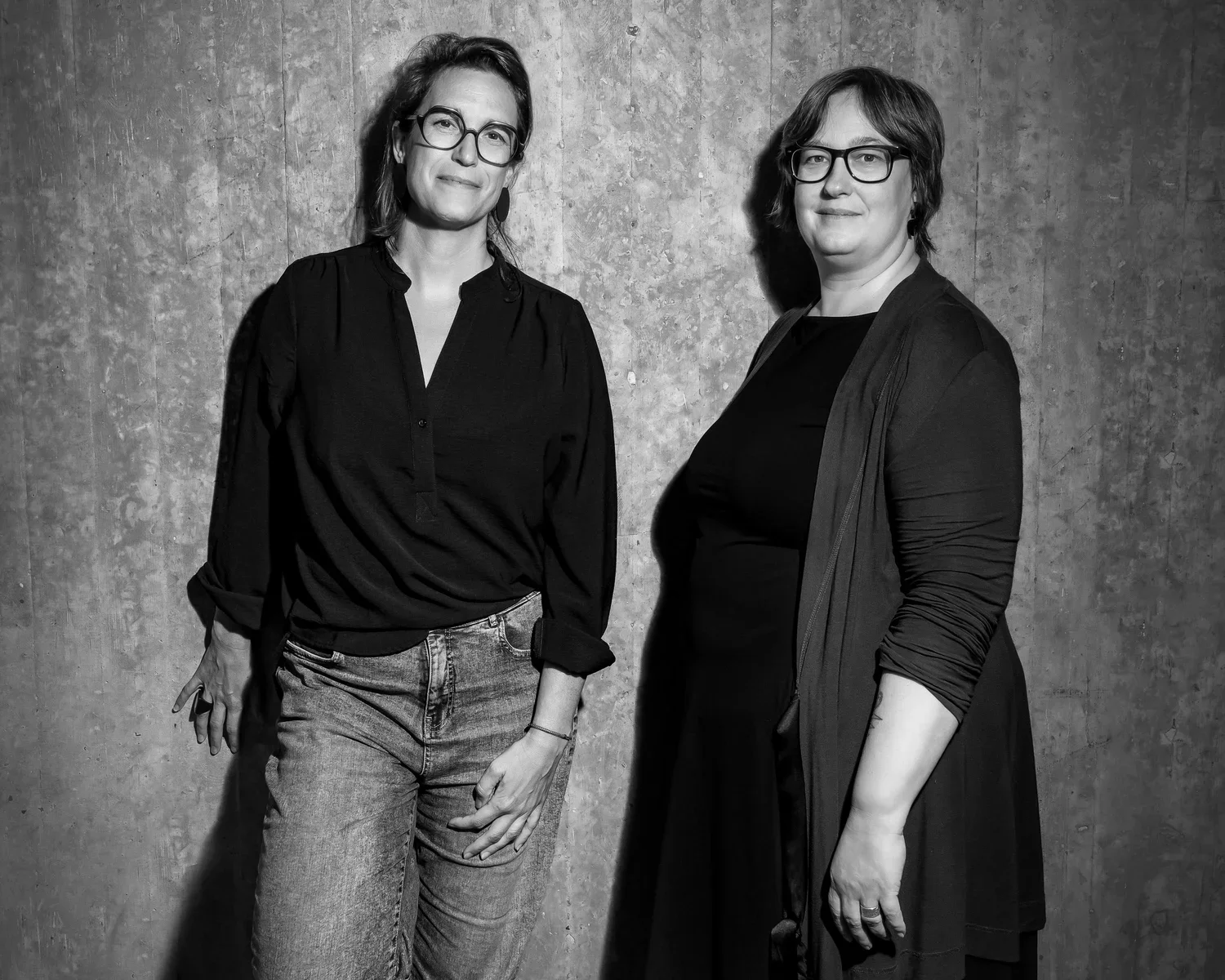 Céline Vroman en Tine Swaenepoel van Yelski in zwart-wit foto