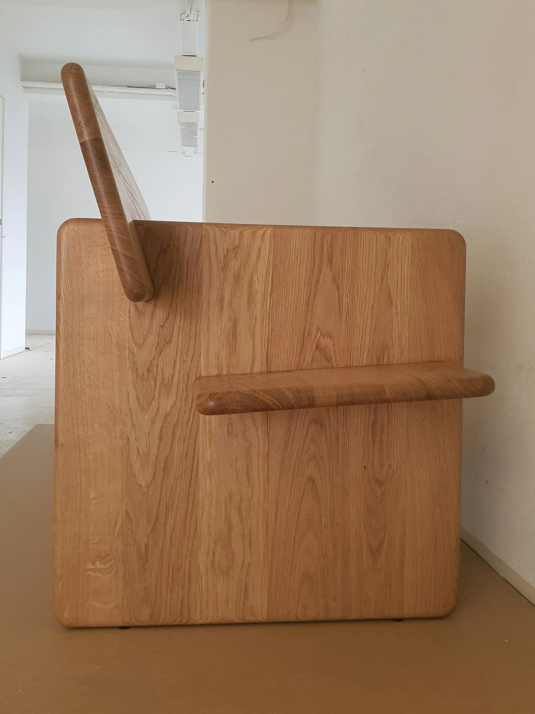 Even without cusions, the angles chosen for the seatings ensure a perfect comfort