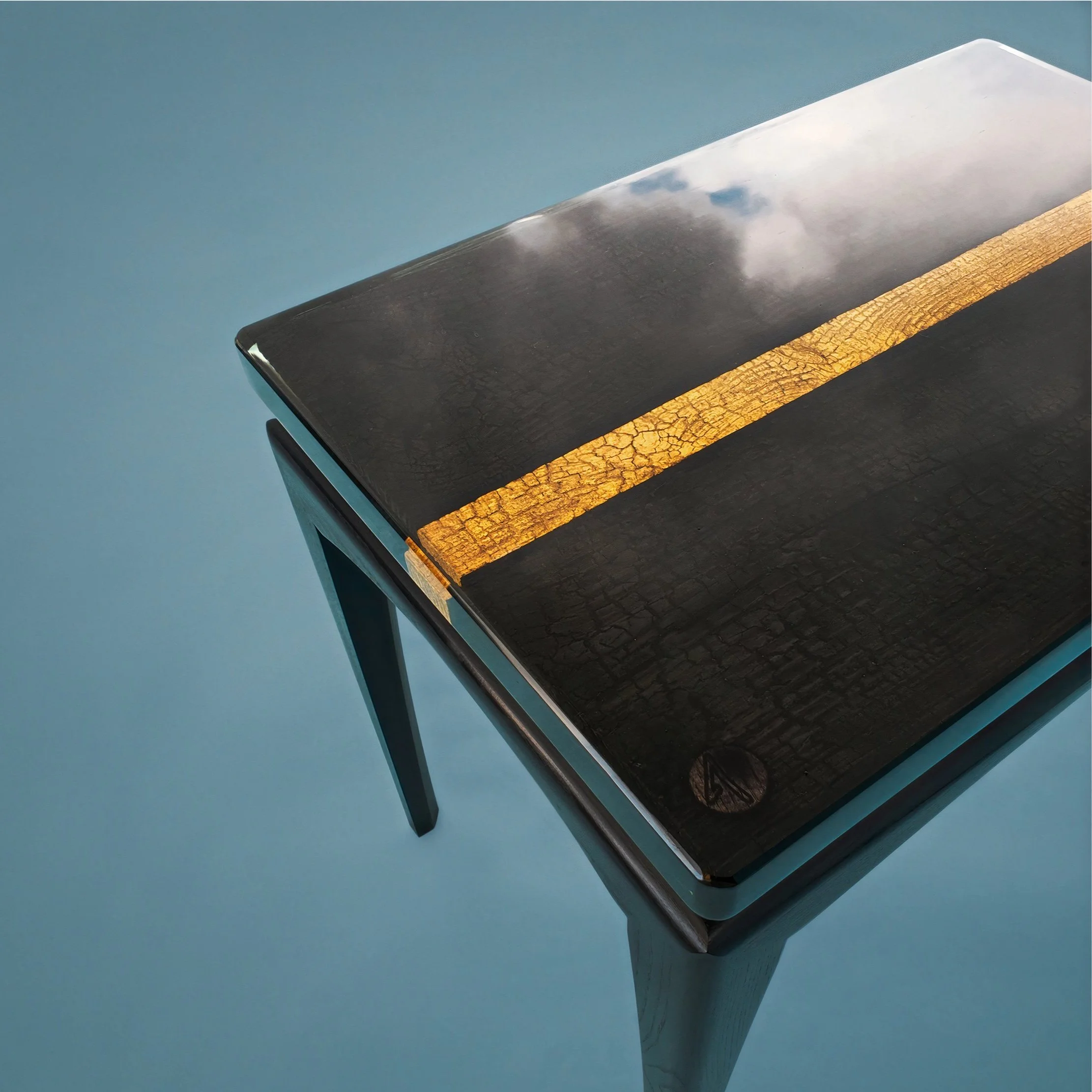 High gloss and gold leaves for this side table