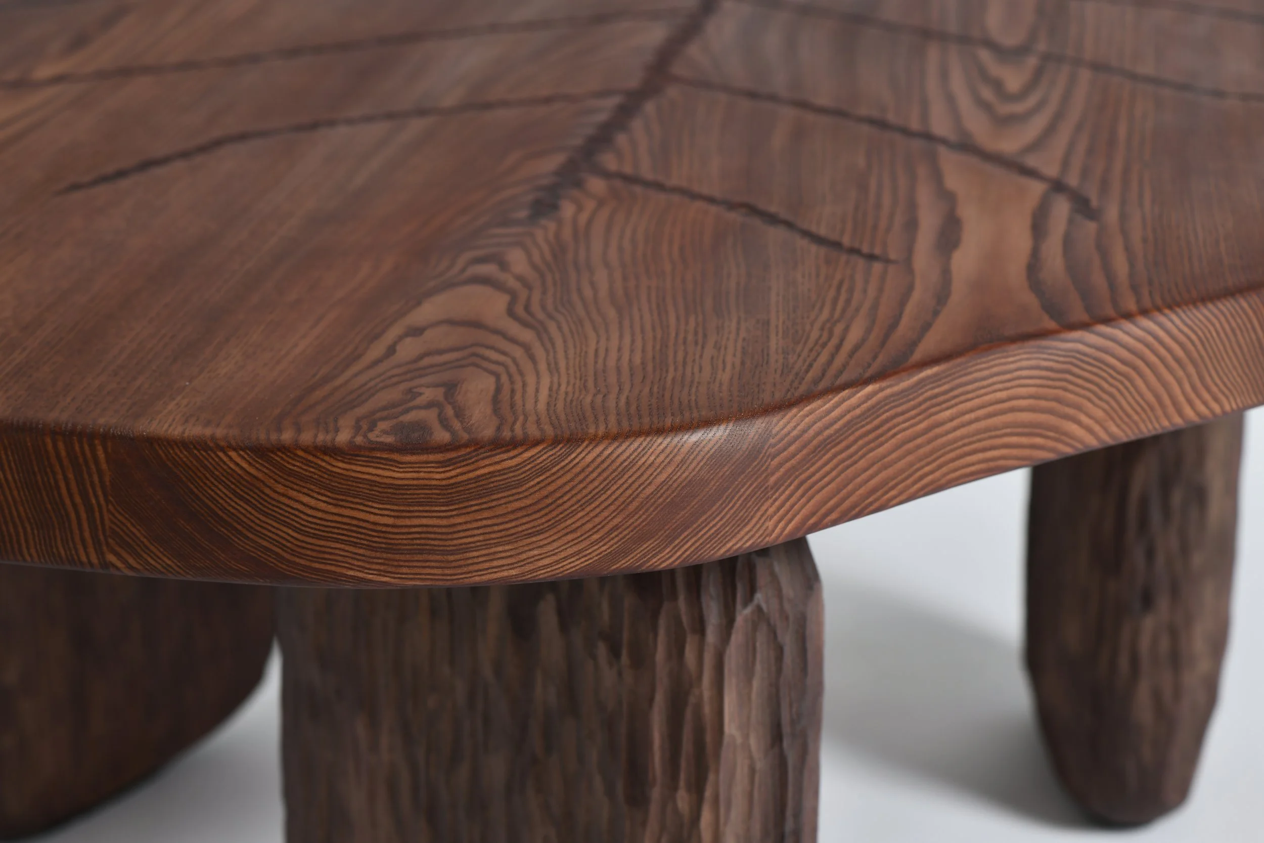 Table Seagrape en frêne massif, collaboration RDAI, veinage gravé à la main — mobilier sur mesure