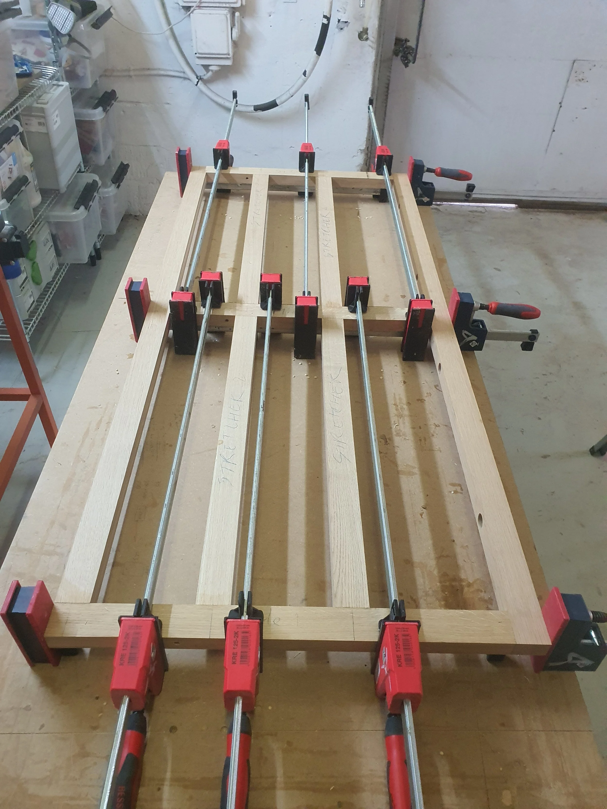 Glueing of the head frame
