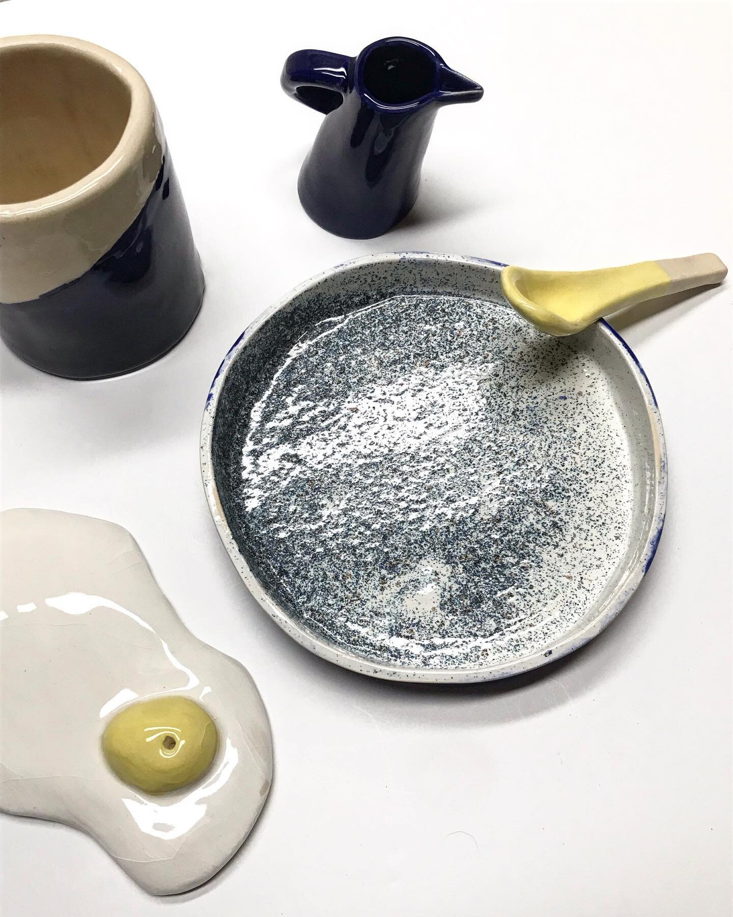 Un mug bicolore , petite fiole &agrave; lait qui ressemble &agrave; un oiseau 🐦 , porte encens &oelig;uf 🍳, assiette et sa cuill&egrave;re : voici ce que vous pouvez r&eacute;aliser en 5 ou 10 s&eacute;ances et tester diff&eacute;rents types de d&e