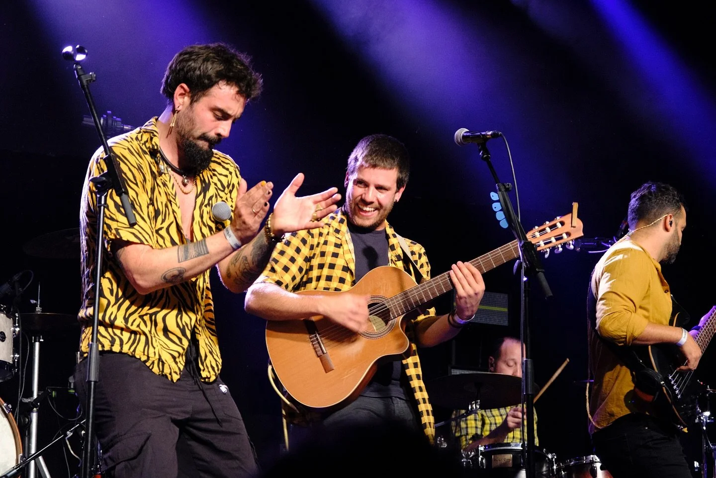 Impresionante el arranque del SantasPascuas 2025 con la fiesta presentaci&oacute;n en la sala @zentralpamplona con los conciertos de @jumelage_rumba y @sanguijuelasdelguadiana_ . Conciertos incre&iacute;bles con una sala a reventar. 
Calentando motor