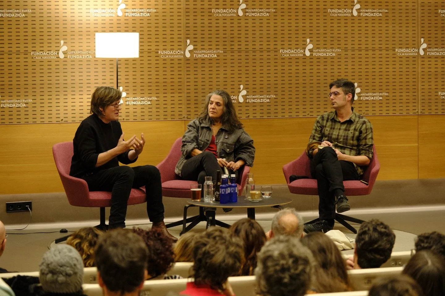 Interesante conversatorio el que tuvimos ayer en @civican.fcn dentro del SantasPascuas Kultur entre @anari_alberdi y @nachovegasig sobre el proceso compositivo de sus canciones y la poes&iacute;a en el que desgranaron sus vivencias y metodolog&iacute