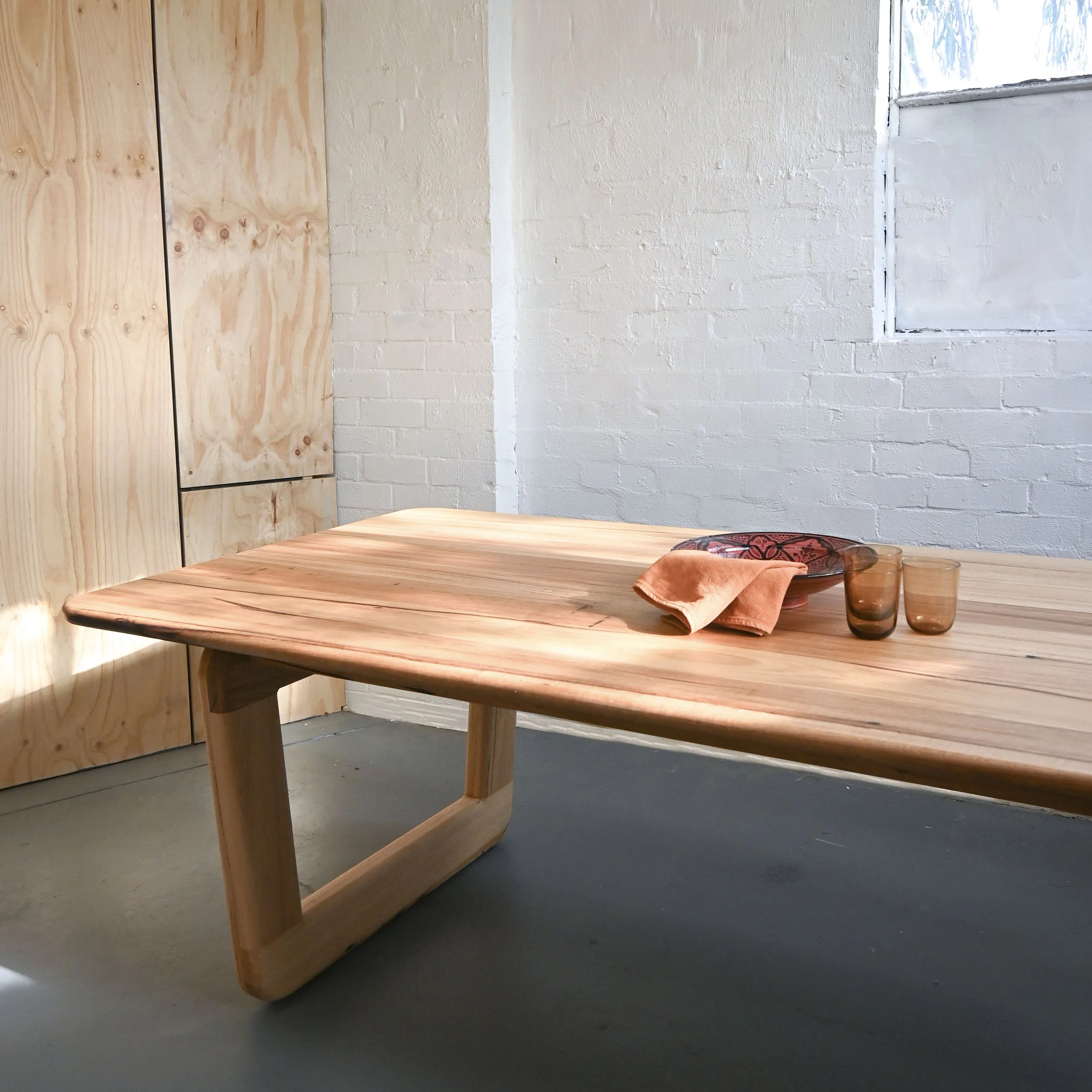 curvedtable2.jpg