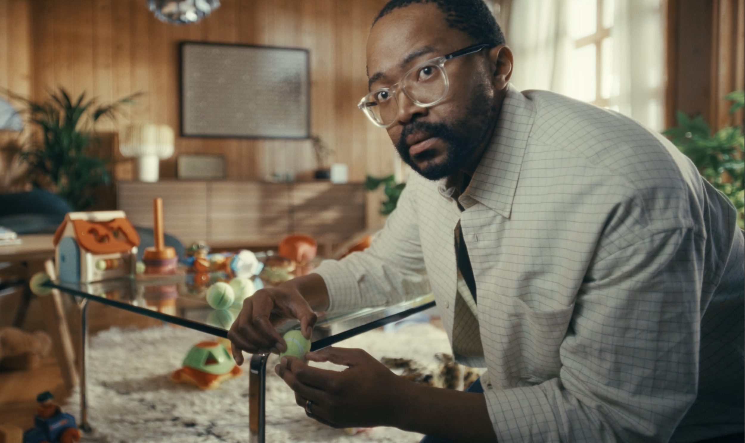 Man in a living room surrounded by children’s toys in a Telenor Sikre commercial, cinematography by Johan-Fredrik Bødtker.