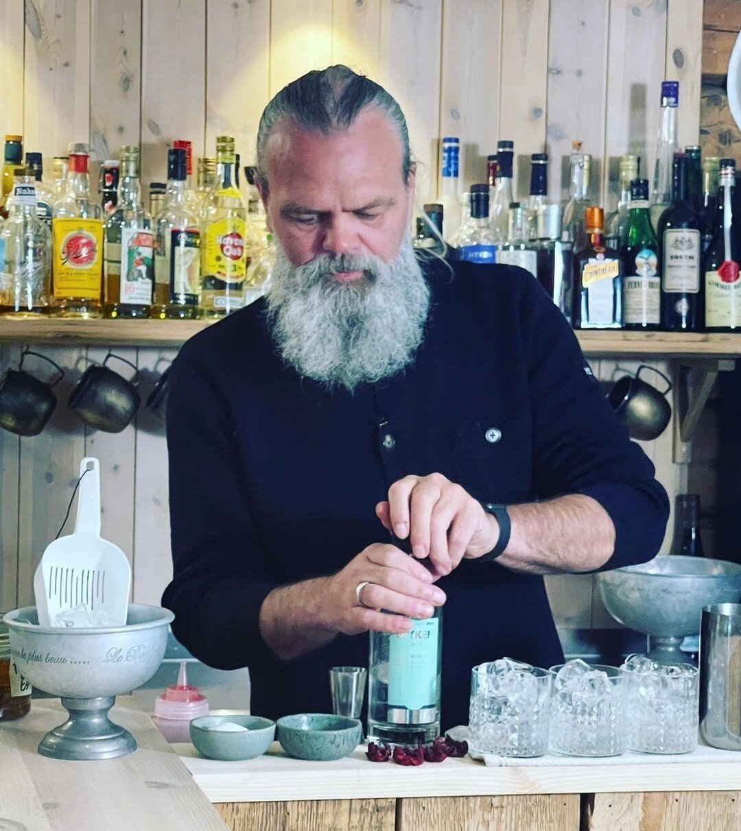 Have a Friday drink with us! Now you can make @bareksten signature drink from this weeks episode - Rosenrot 🍸️🌄⁠
⁠
* 6 cl gin⁠
* 1 ts rosenrot tinktvre⁠
Stirred with ice, poured over to Cocktail glass�Garniched with lemon twist⁠
⁠
For more recipes,