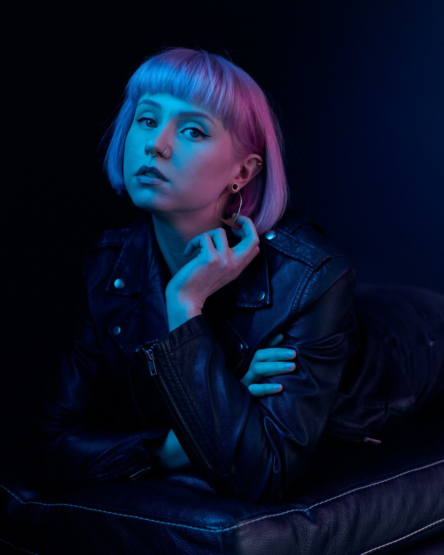 Monday blues (and pink)
.
.
.
#henkil&ouml;kuvaus #studiokuvaus