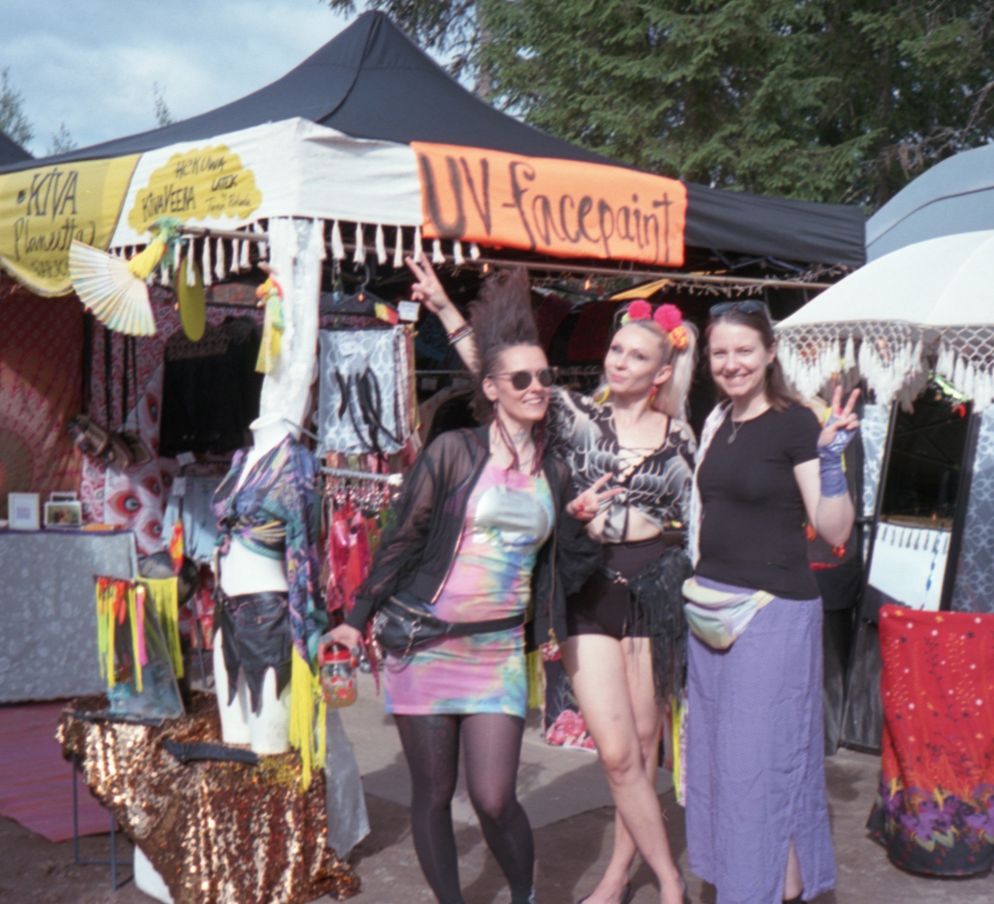 Festarip&auml;ivitys 2/2 - Kosmos

T&auml;ll&auml; kertaa kojun kasaaminen sujui rauhassa ja hyv&auml;ss&auml; s&auml;&auml;ss&auml;. Yll&auml;tyksilt&auml; ei tosin v&auml;ltytty, sill&auml; seuraavana aamuna her&auml;simme sateeseen ja huomasimme, 