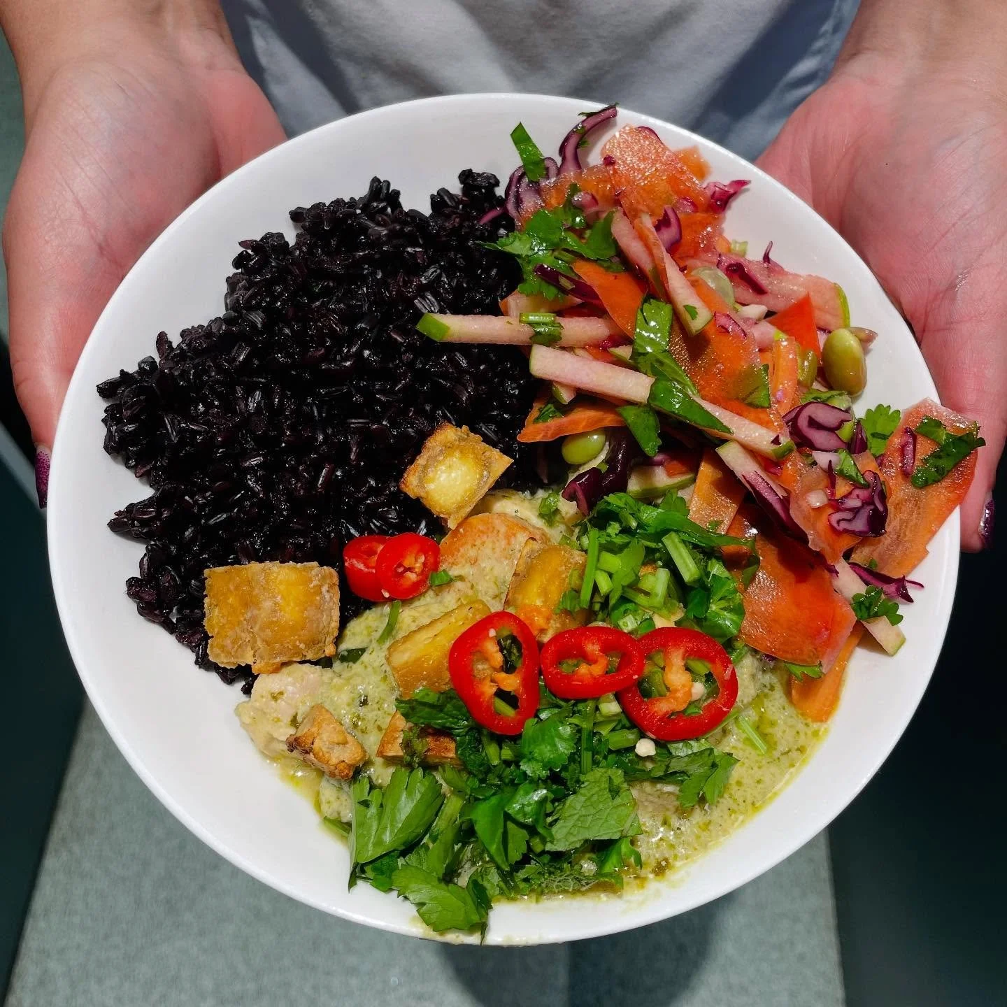 👉 MONDAY - join us for lunch at St Anne&rsquo;s House! Our Thai inspired green curry, black Venus rice, edamame, apple and cashew slaw and spicy pineapple chow is on the menu - it&rsquo;s going to be a feast!

Our curry is vegan, creamy (we blend si