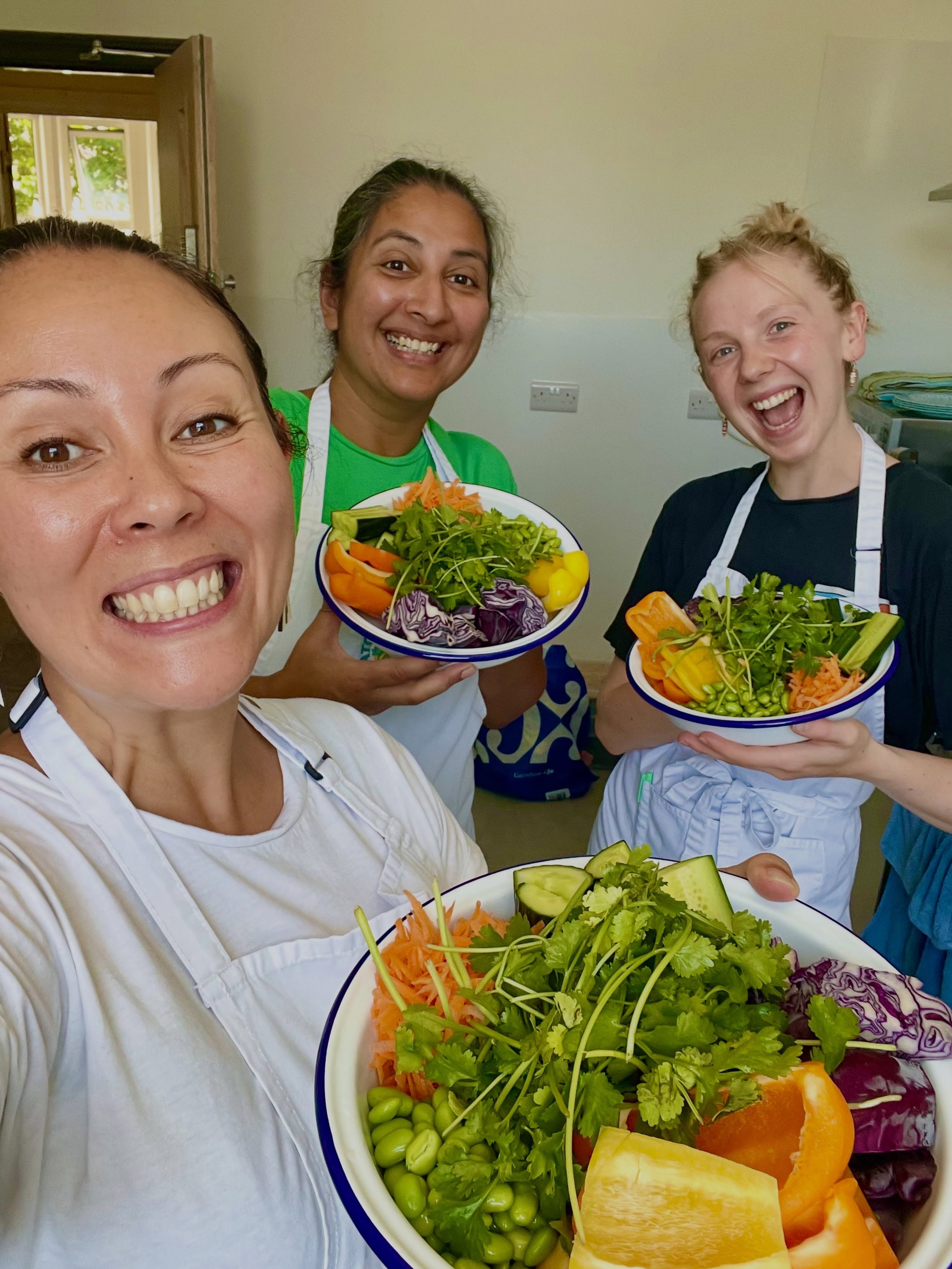 🚨 Last few places for TOMORROW! 🧑&zwj;🍳

Our monthly Cook &amp; Eat classes usually sell out, and we&rsquo;ve had a few last-minute spaces become available!

This week&rsquo;s menu is giving fresh, colourful, summer vibes ☀️

🥬 Roll your own GIAN