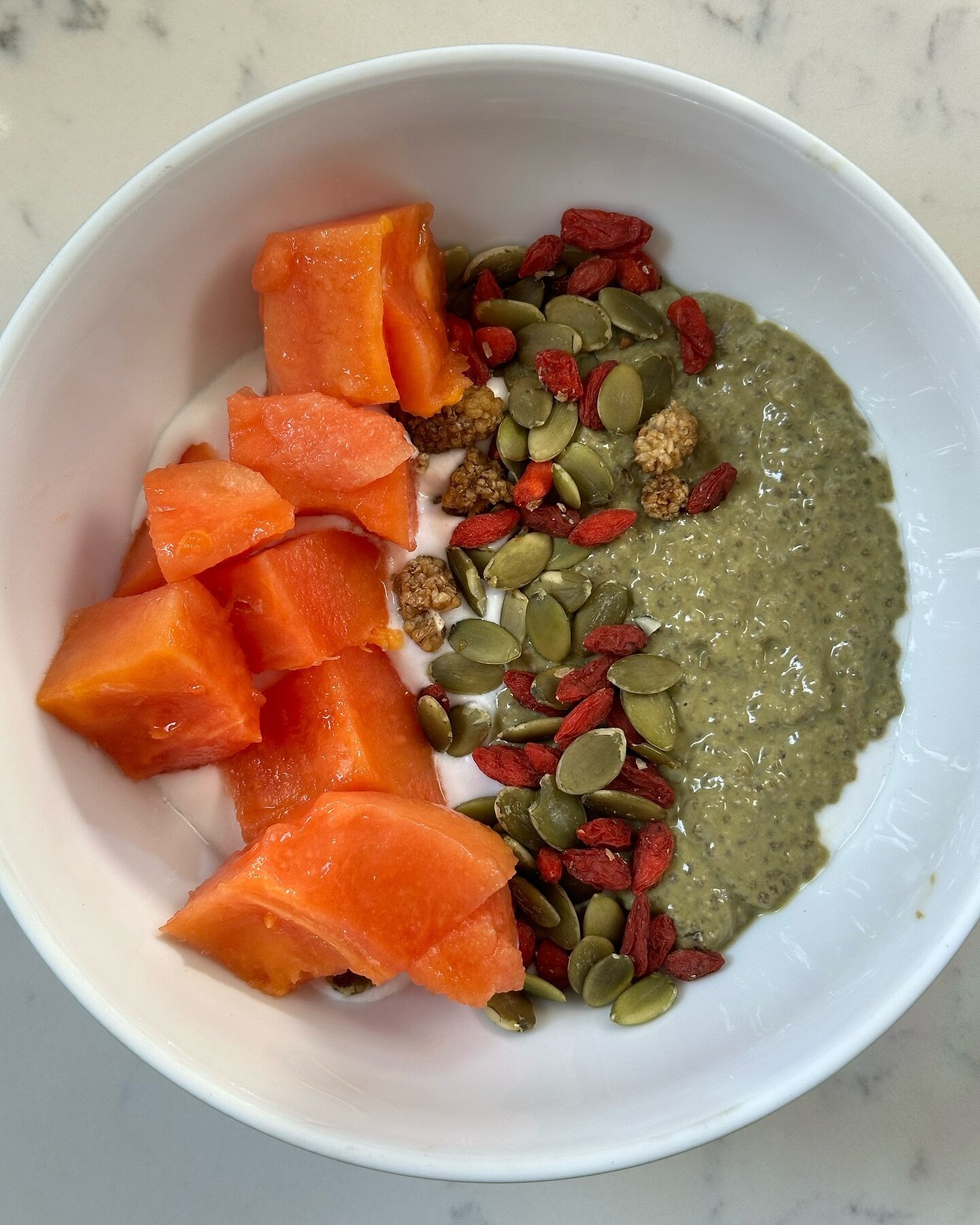 Healthy fats/ protein /digestive enzymes/ fiber ✌🏼Including a combination of healthy fats, proteins, fiber, and fruits like papaya in your diet can work wonders for both your hormones and gut health. Healthy fats, such as those found in avocados, co