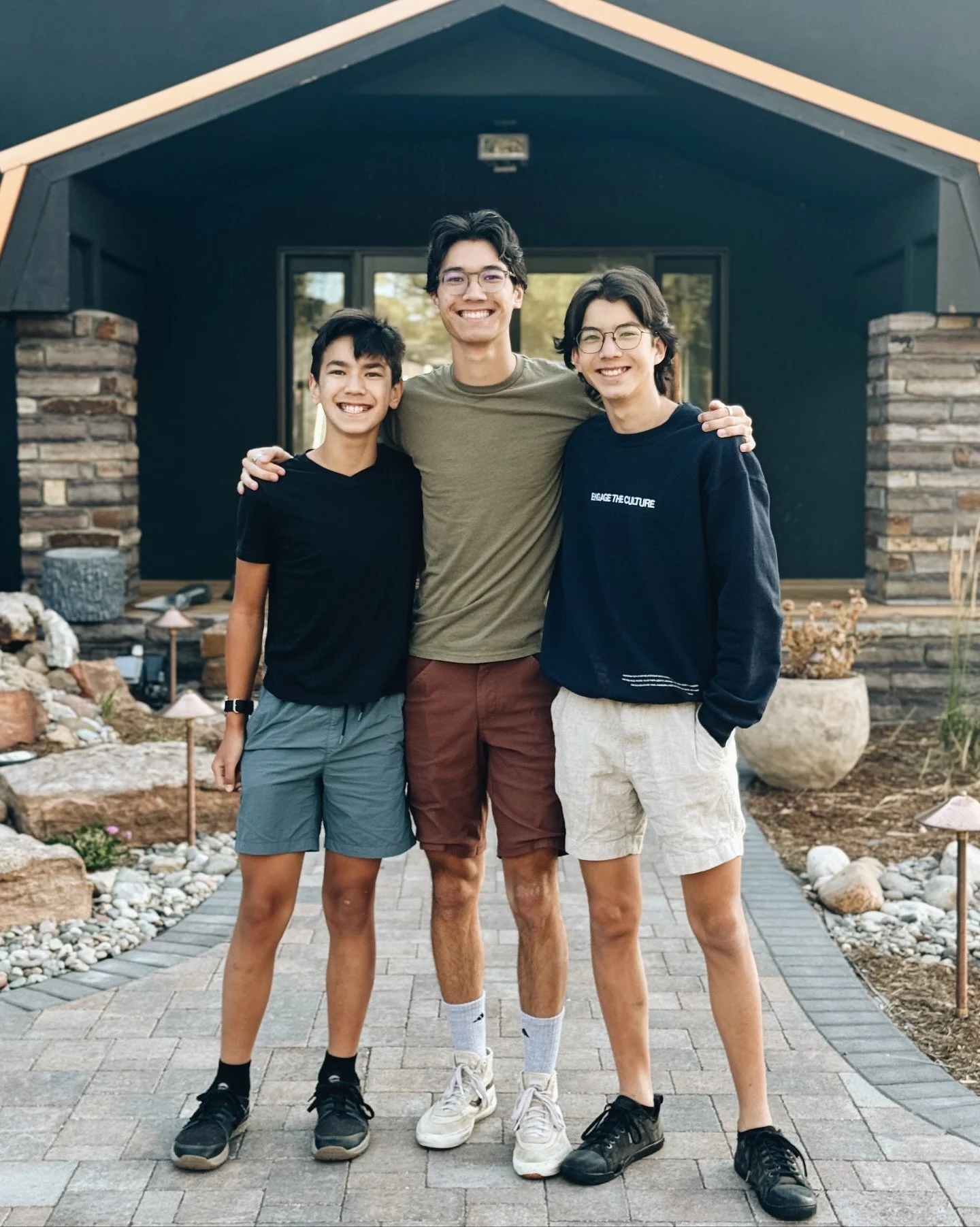 BACK TO SCHOOL ✏️ When 6 become 3. This photo feels so surreal to me:

Mancub 4 is a high school senior (dual enrolled at college as a homeschooler.)

Mancub 5 is a high school freshman (hybrid school)

Mancub 6 is an eighth grader (hybrid school)

N