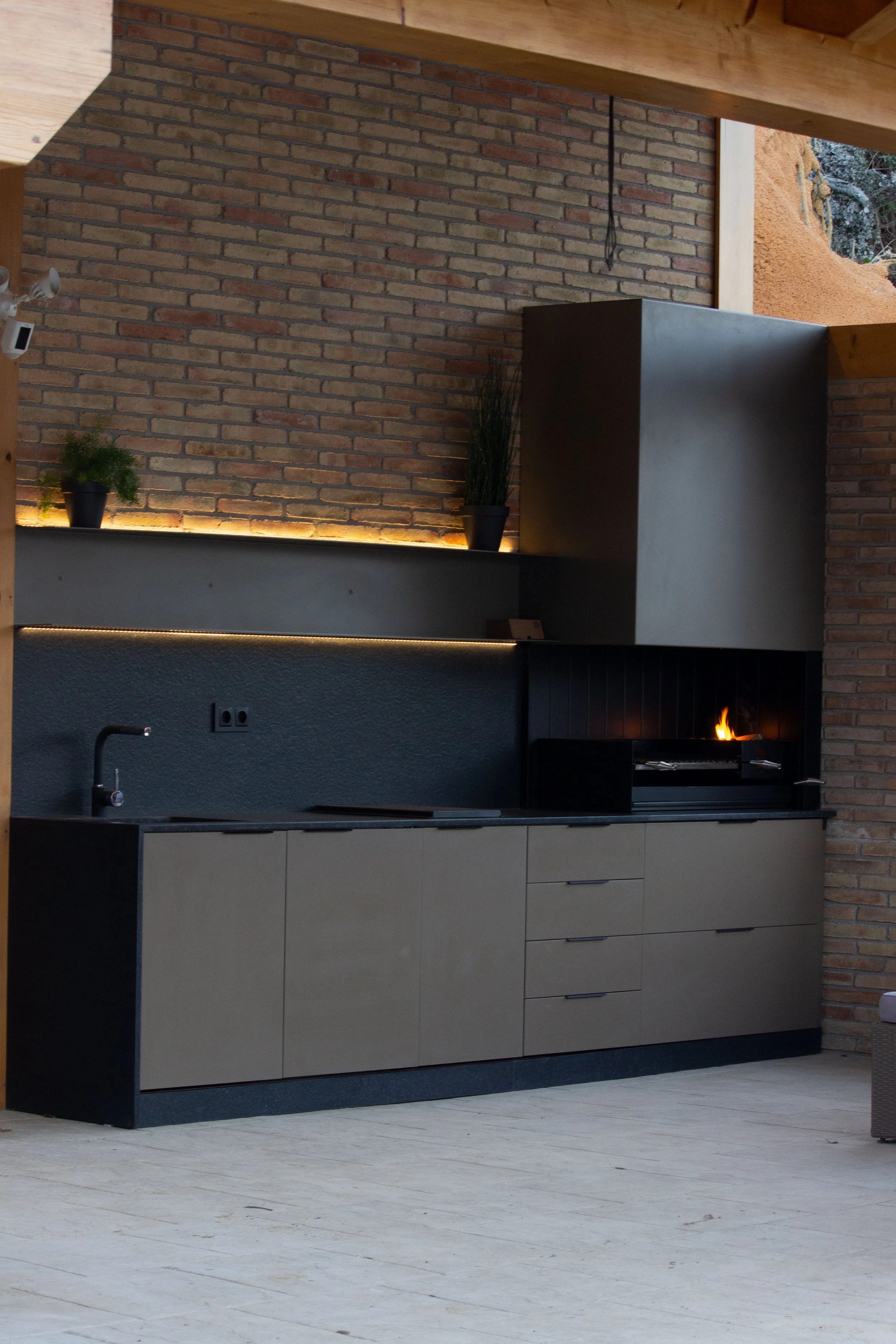 Barbacoas a mida integrades al jardí, ideades per gaudir de l’espai exterior. Barbacoas a medida integradas en el jardín, diseñadas para disfrutar del espacio exterior.