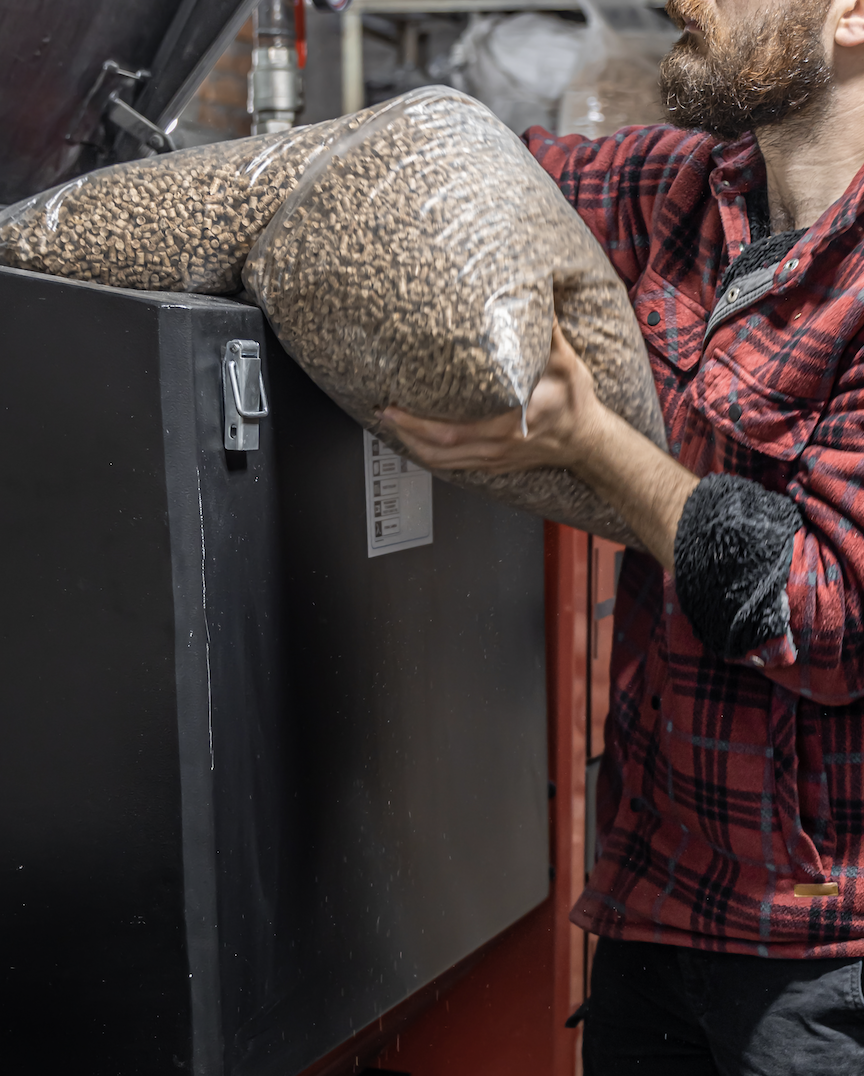 Pellets de madera natural como combustible para estufas, energía limpia y responsable con el medio ambiente.
