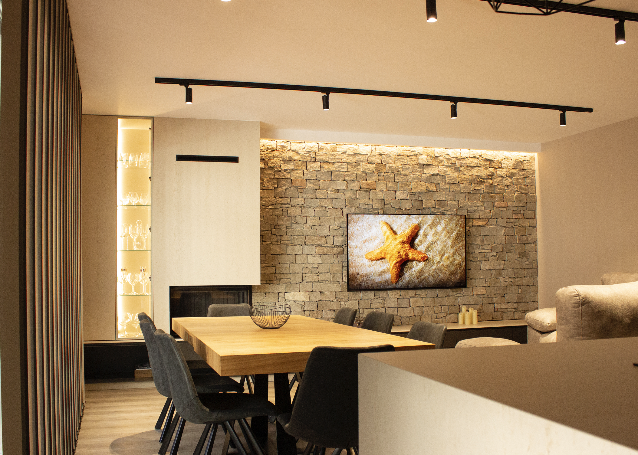 Projecte residencial desenvolupat amb pedra natural, porcelànic i fusta, combinant disseny, confort i qualitat constructiva.