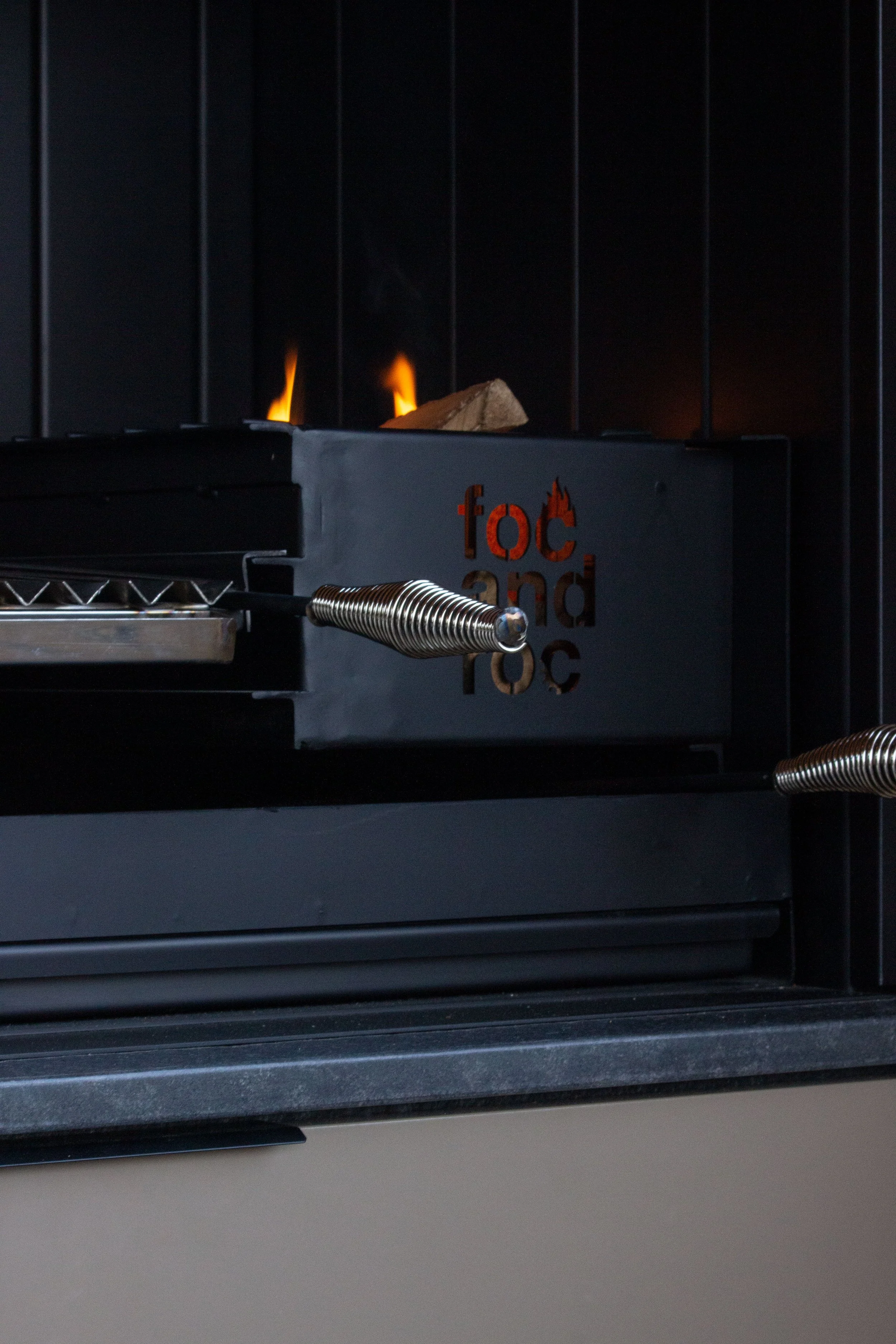 Foc de barbacoa a mida creant ambient càlid i acollidor a l’exterior. Fuego de barbacoa a medida creando ambiente cálido y acogedor en el exterior.