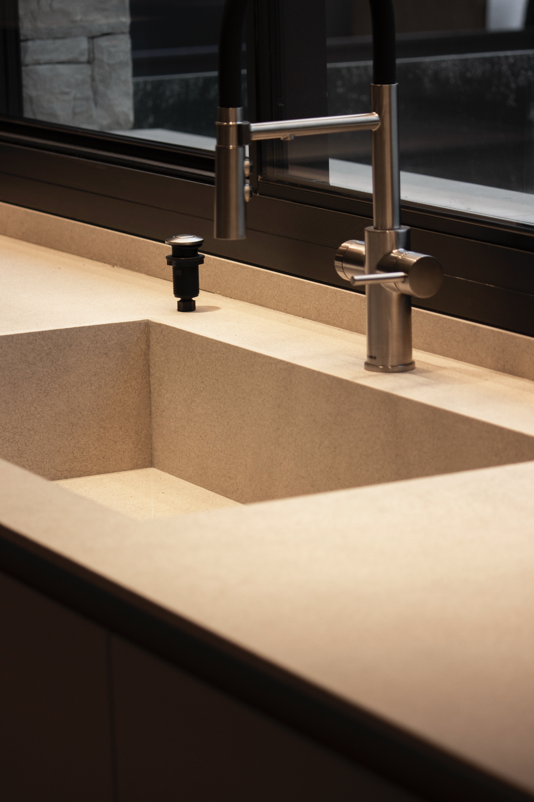 Cuina de disseny amb encimera i pica de porcelànic integrada.