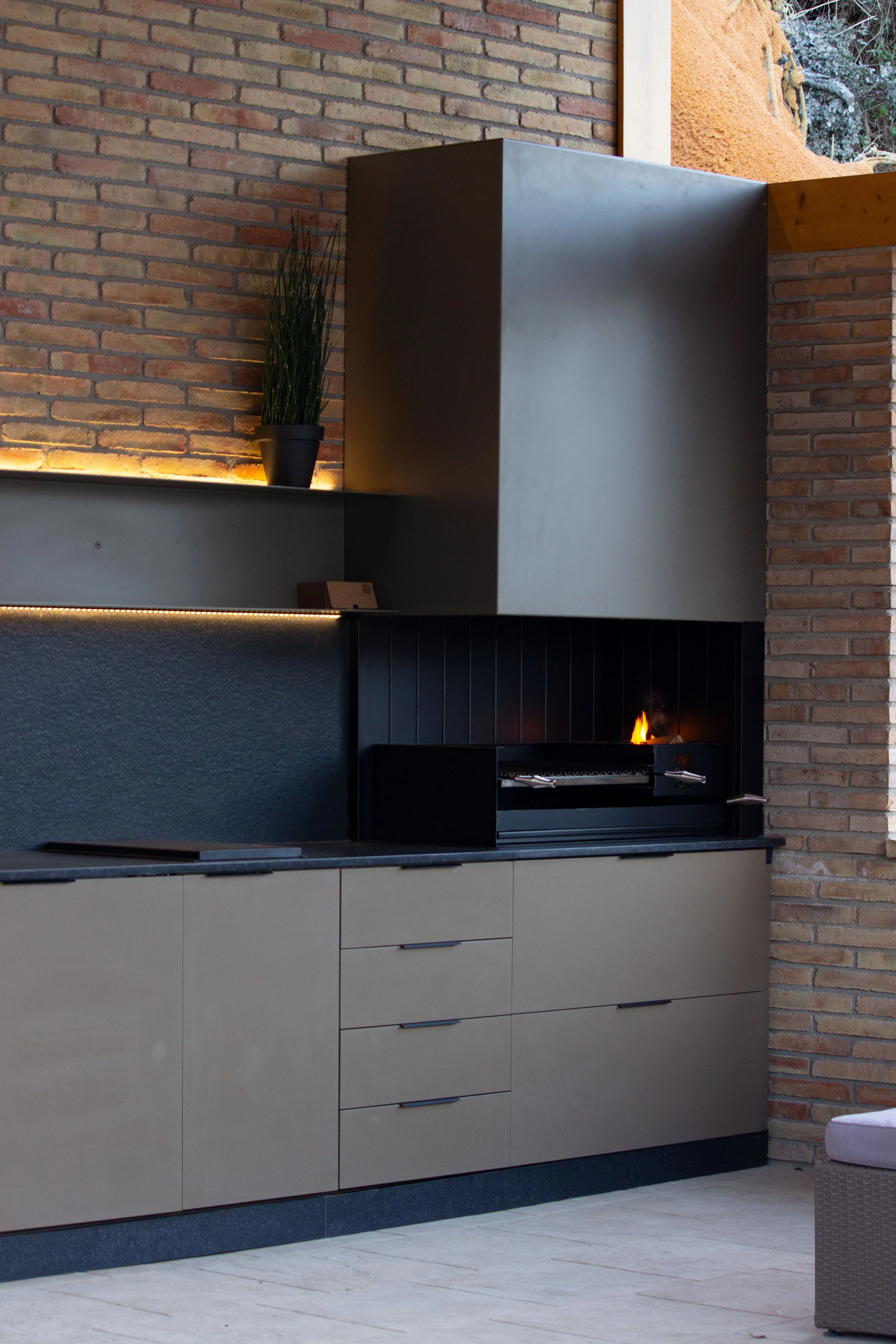 Moments en família al voltant d’una barbacoa a mida, gaudint de l’exterior. Momentos en familia alrededor de una barbacoa a medida, disfrutando del exterior.