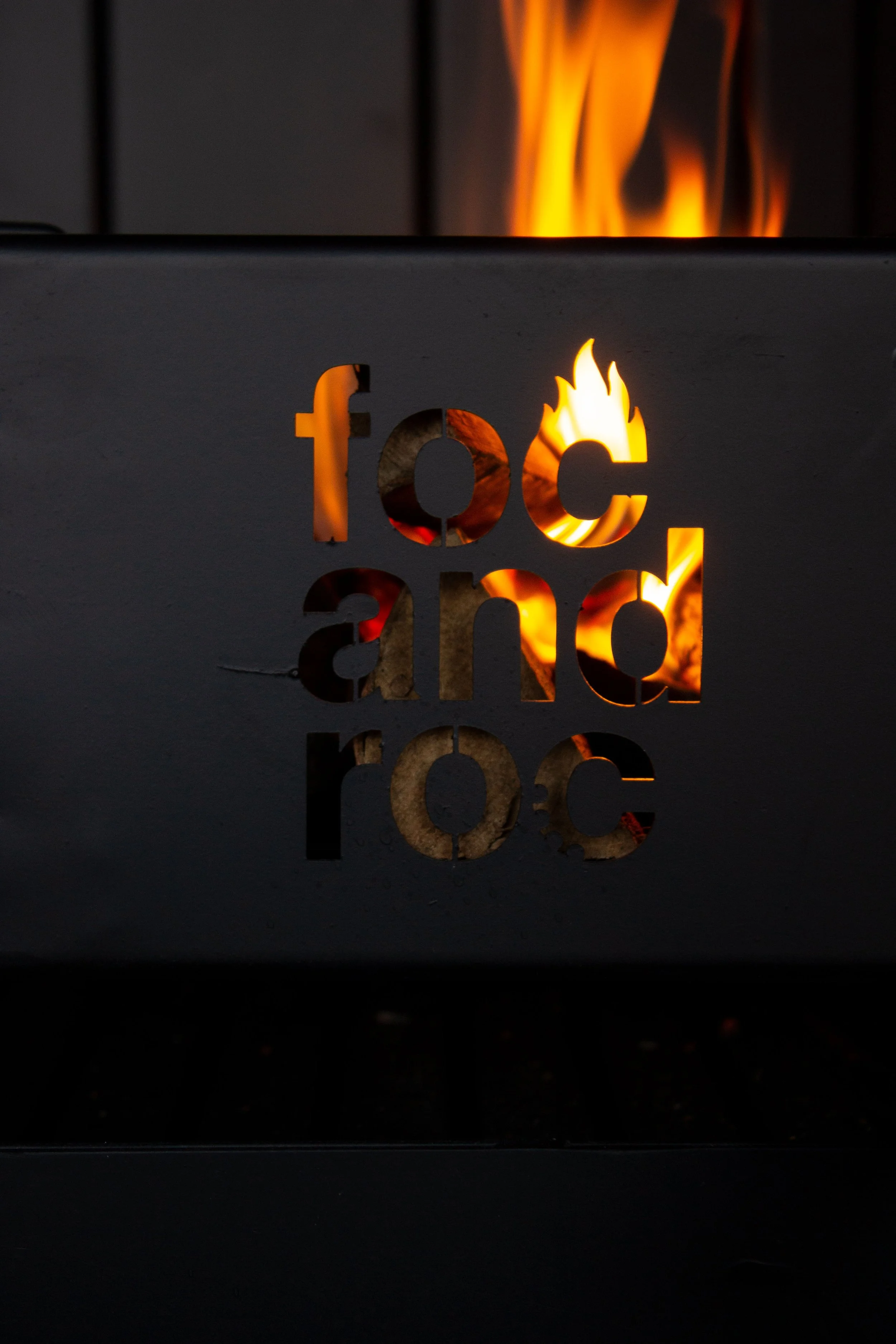 Detall de barbacoa a mida amb materials resistents i acabats de qualitat. Detalle de barbacoa a medida con materiales resistentes y acabados de calidad.