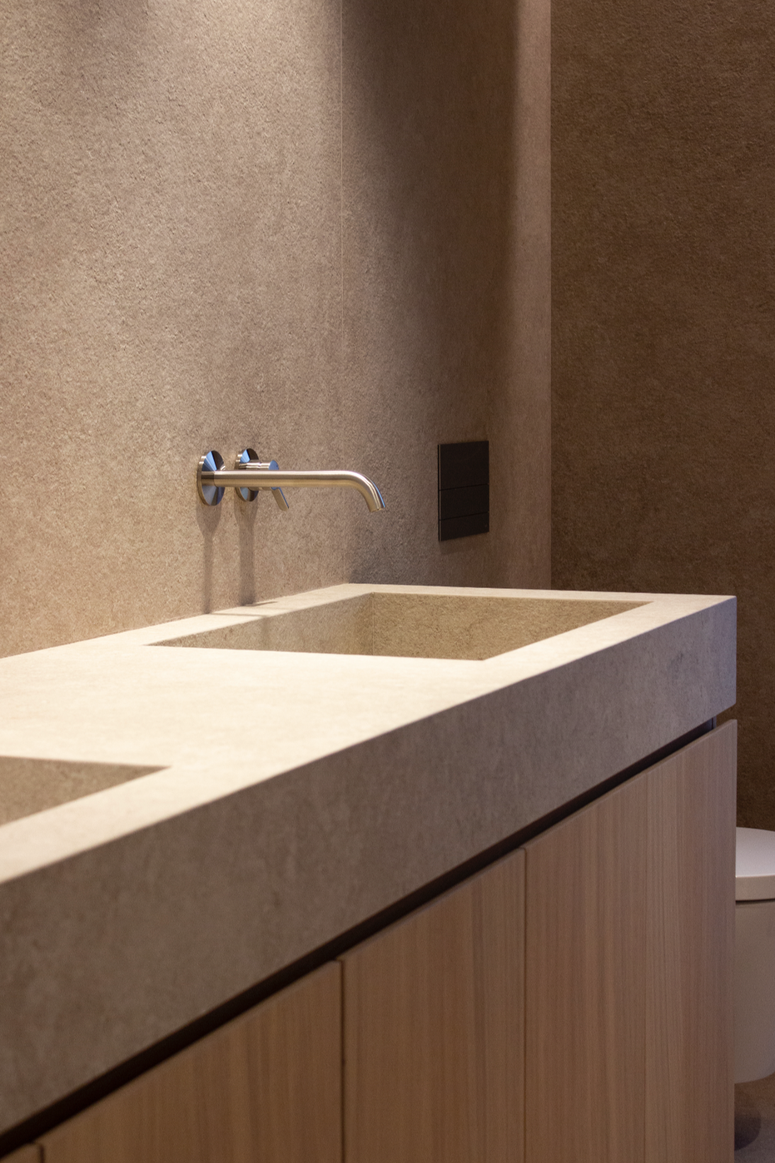 Pica de porcelànic integrada en bany minimalista amb disseny contemporani.