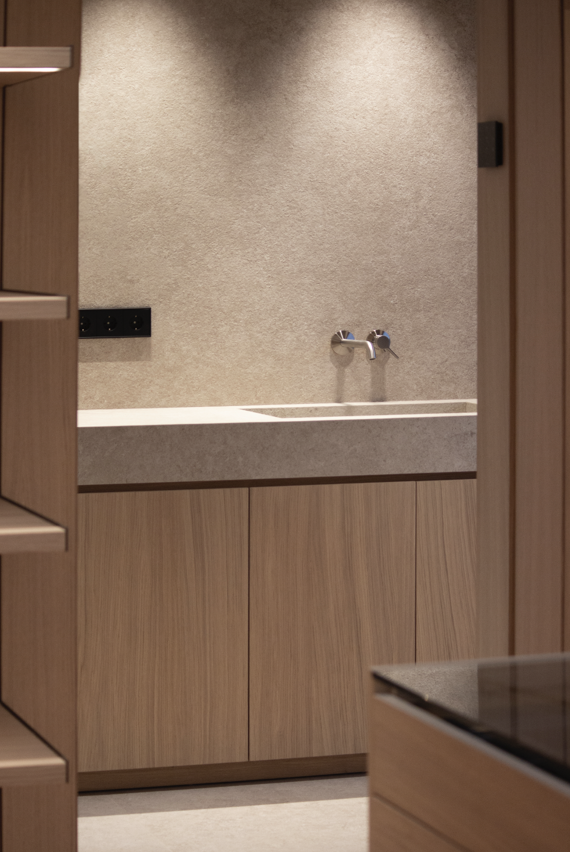 Pica de porcelànic integrada en encimera de cuina amb acabat pedra natural.