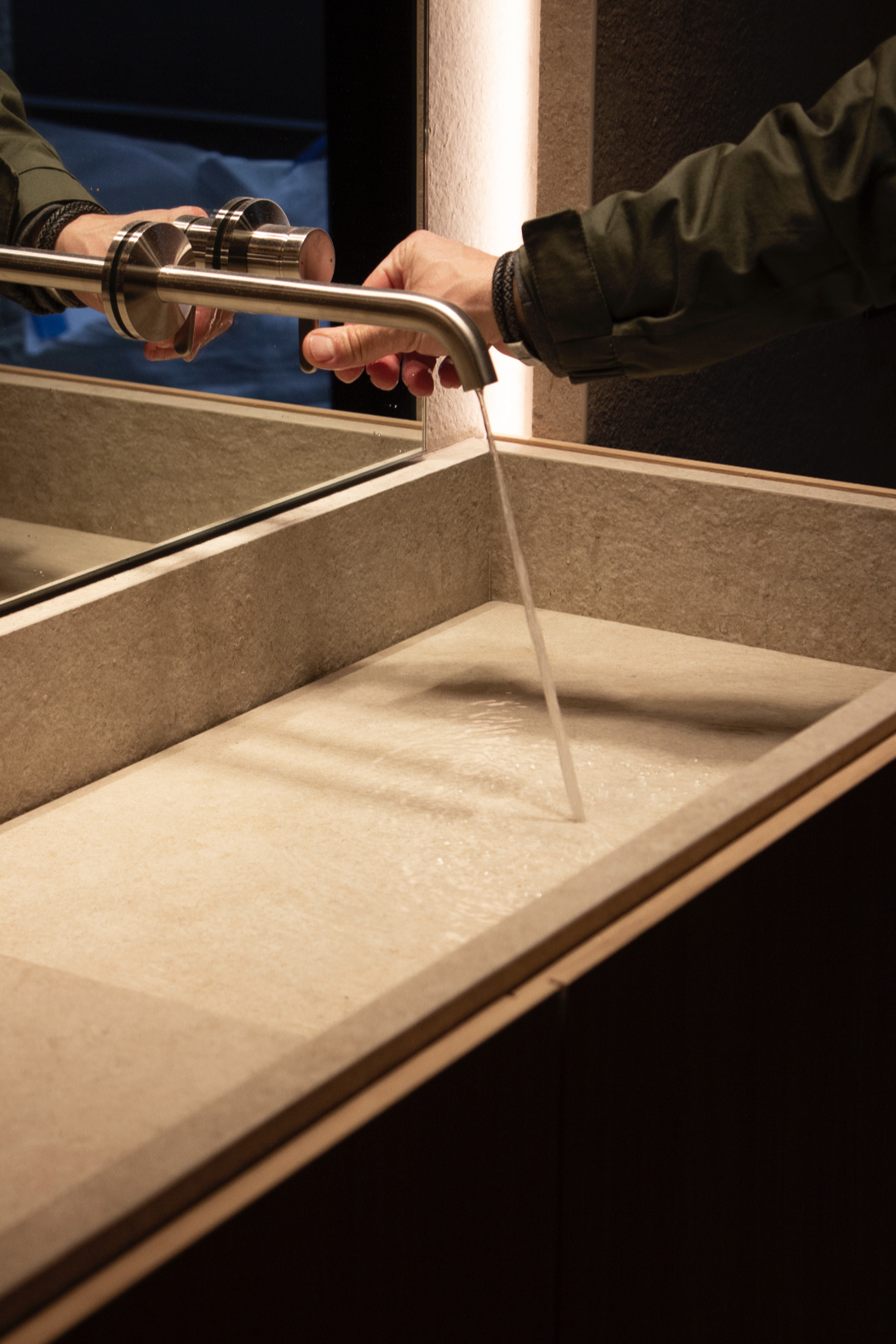 Detall d’encimera i pica de porcelànic amb acabat tipus pedra per cuines de disseny.