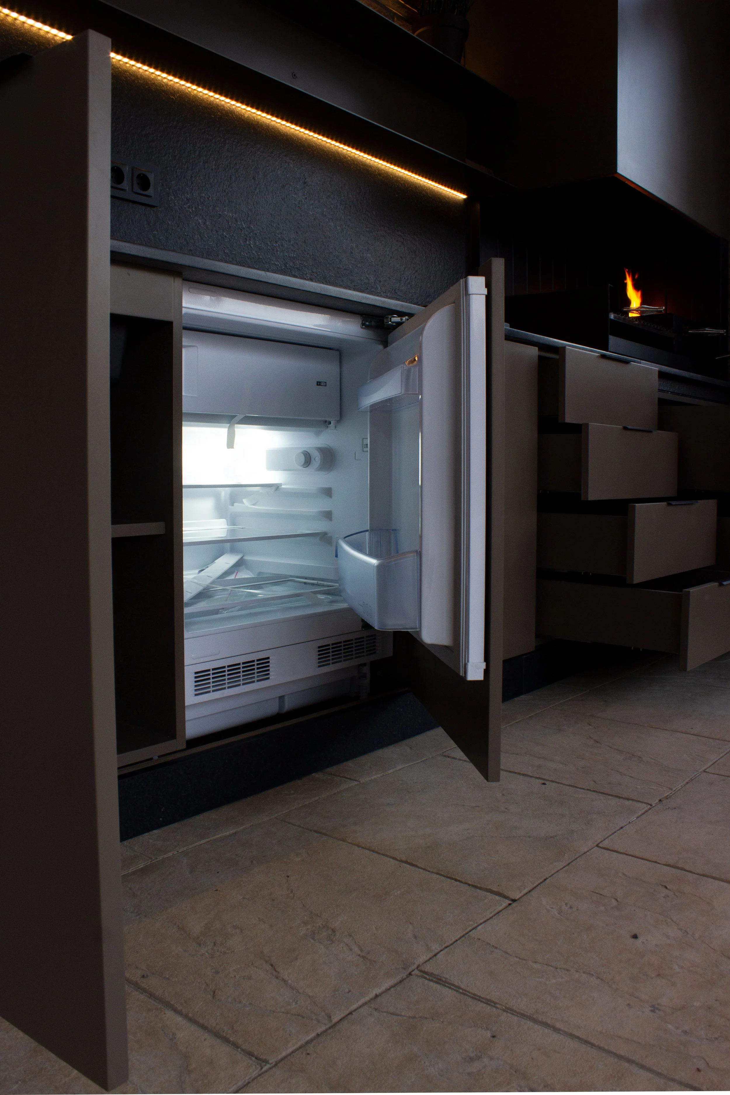 Detall de barbacoa a mida amb materials resistents i acabats de qualitat. Detalle de barbacoa a medida con materiales resistentes y acabados de calidad.