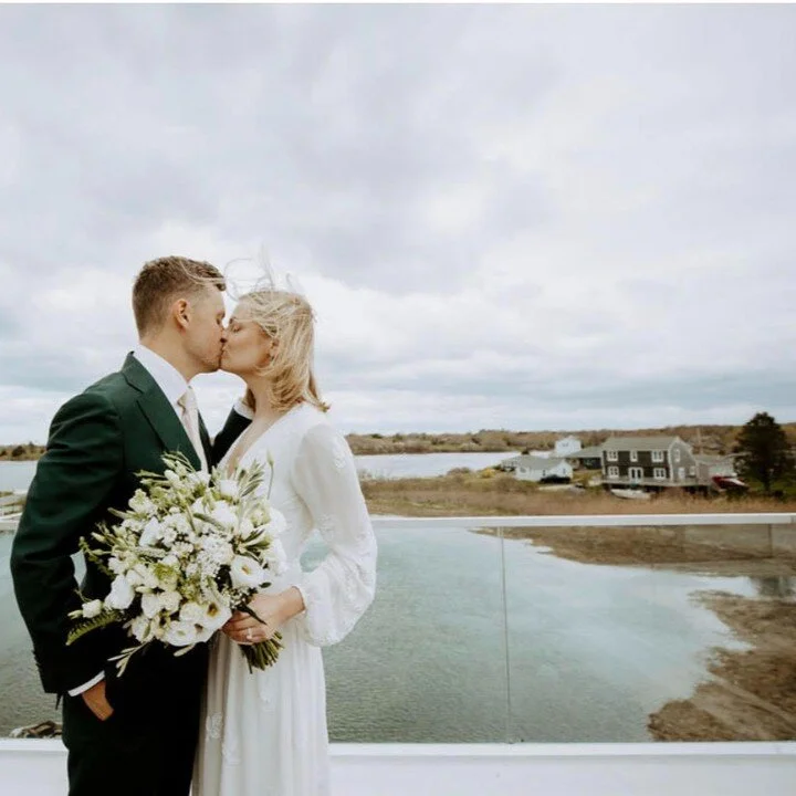 Love the soft tones and landscape in this one :) 
.
.
.
#weddingflowers 
#weddingflorals 
#flowers