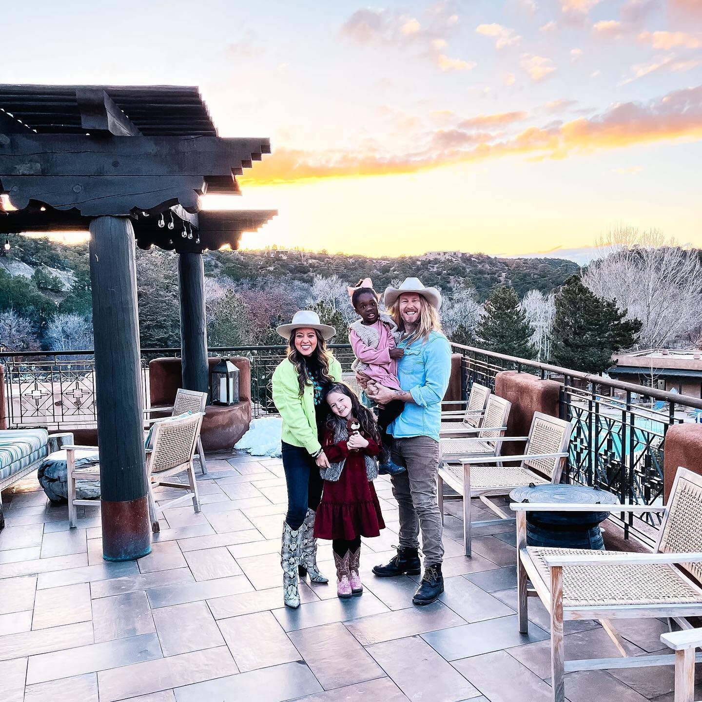 Nothing beats happy hour with a Sunset.
Bishops Lodge SkyFire restaurant is one of our favorite spots to grab a drink or bite to eat in the city. 

#santafe #newmexico #BishopsLodge #SkyFirerestaurant #happyhour #santafesunsets #interiordesign #santa