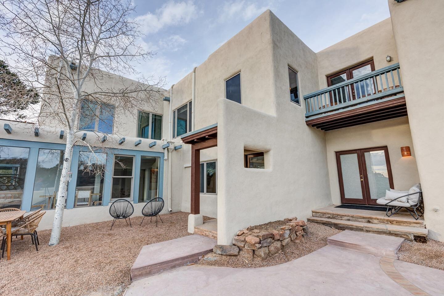 Swipe to see the exterior before our renovation🏡

#santafe #newmexico #adobe #boho #adobestyle #interiordesign #santafedesign  #hgtv #renovation #santafelife #rental