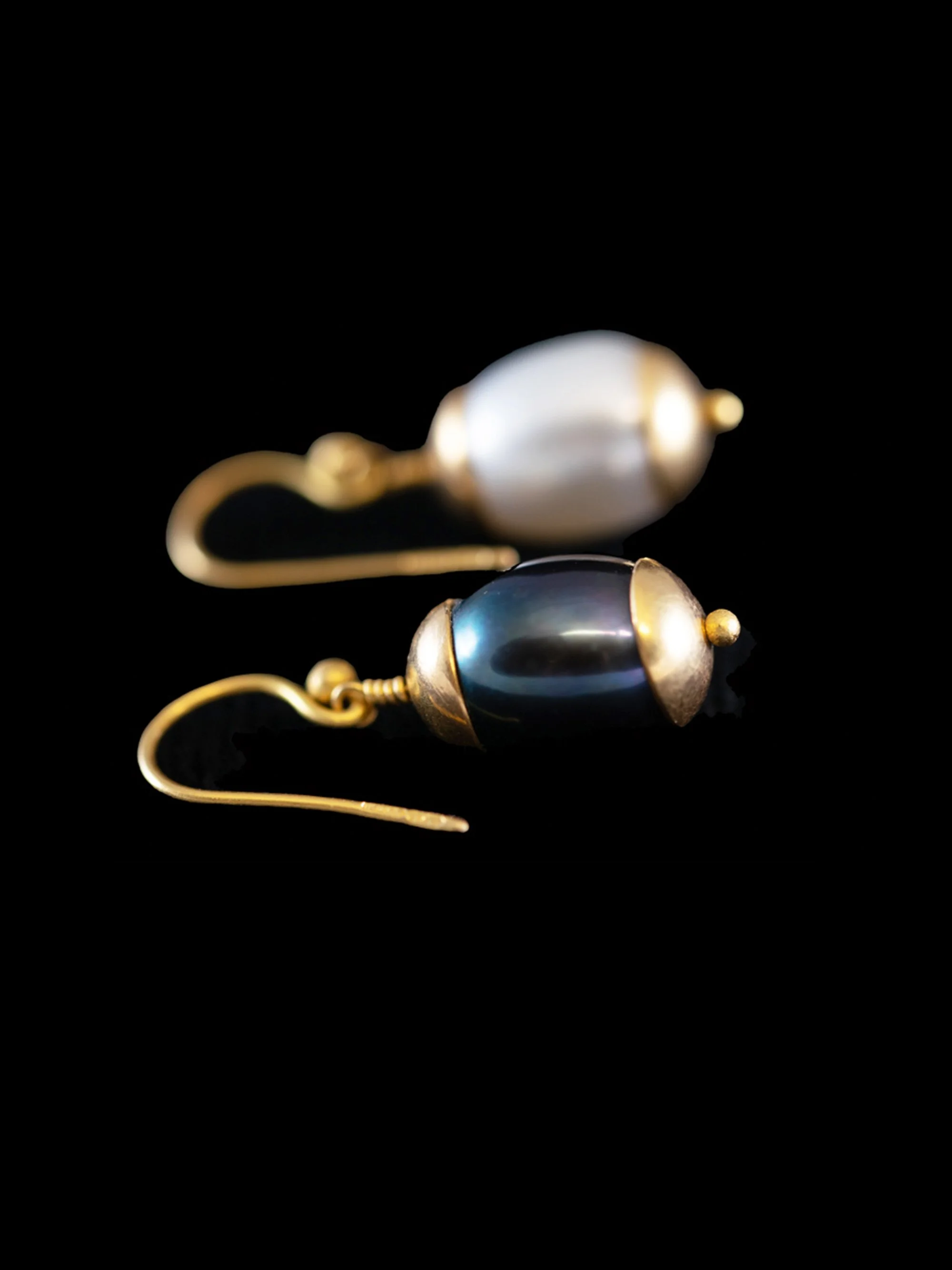 E1406-Polly-Gasston-large-white-and-black-pearl-earrings-3.jpg