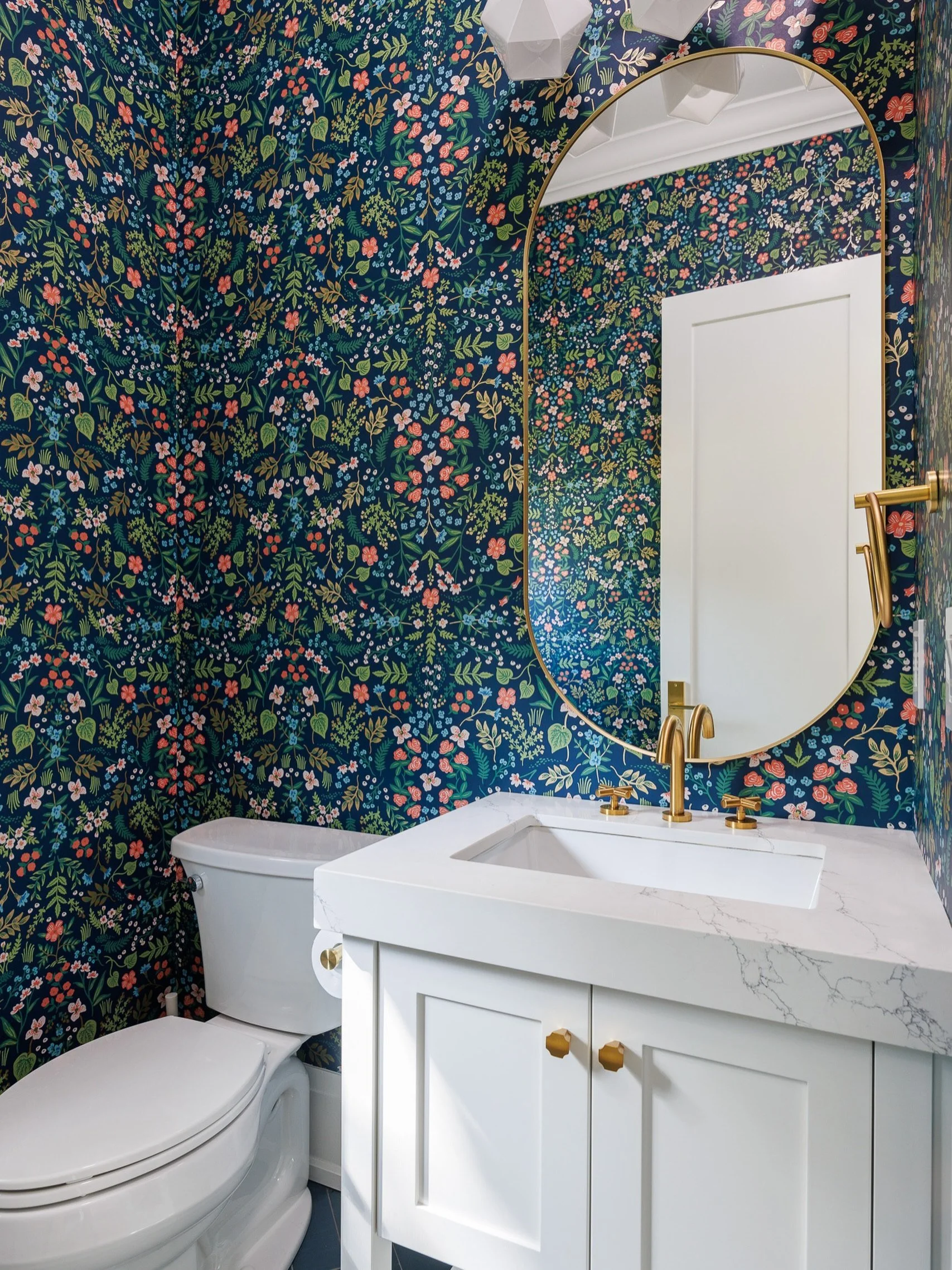 THE TRADITIONAL OAK | Bold wallpaper = instant personality. Sometimes the smallest spaces can make such a big statement. We loved designing this one.

#interiordesign #customhomes #gtahomes #customhomebuilder #homebuildingjourney