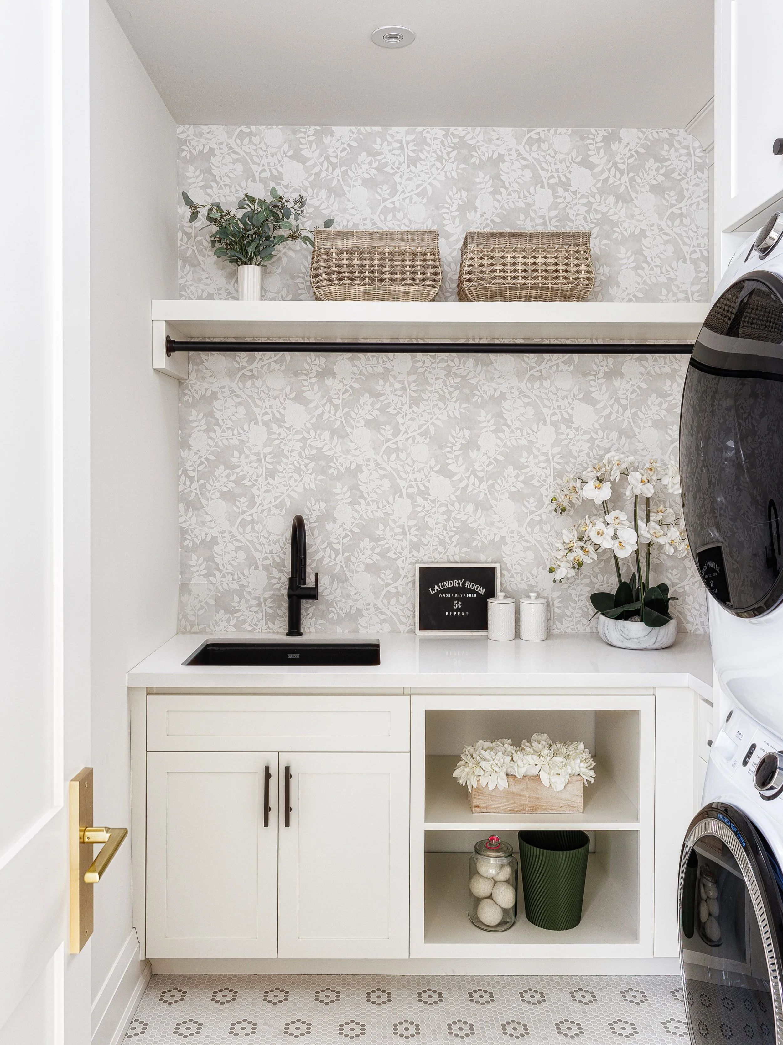 CONTEMPORARY COASTAL | Who says utilitarian has to mean uninspired? This laundry room is proof that even the hardworking spaces in a home can make a statement.

#interiordesign #customhomebuild #customhomes #gtarenovations #oakvillehomes