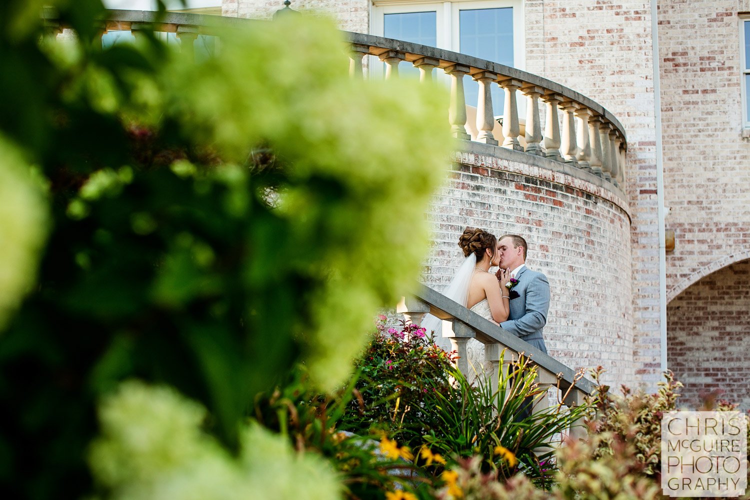 couple kiss in garden