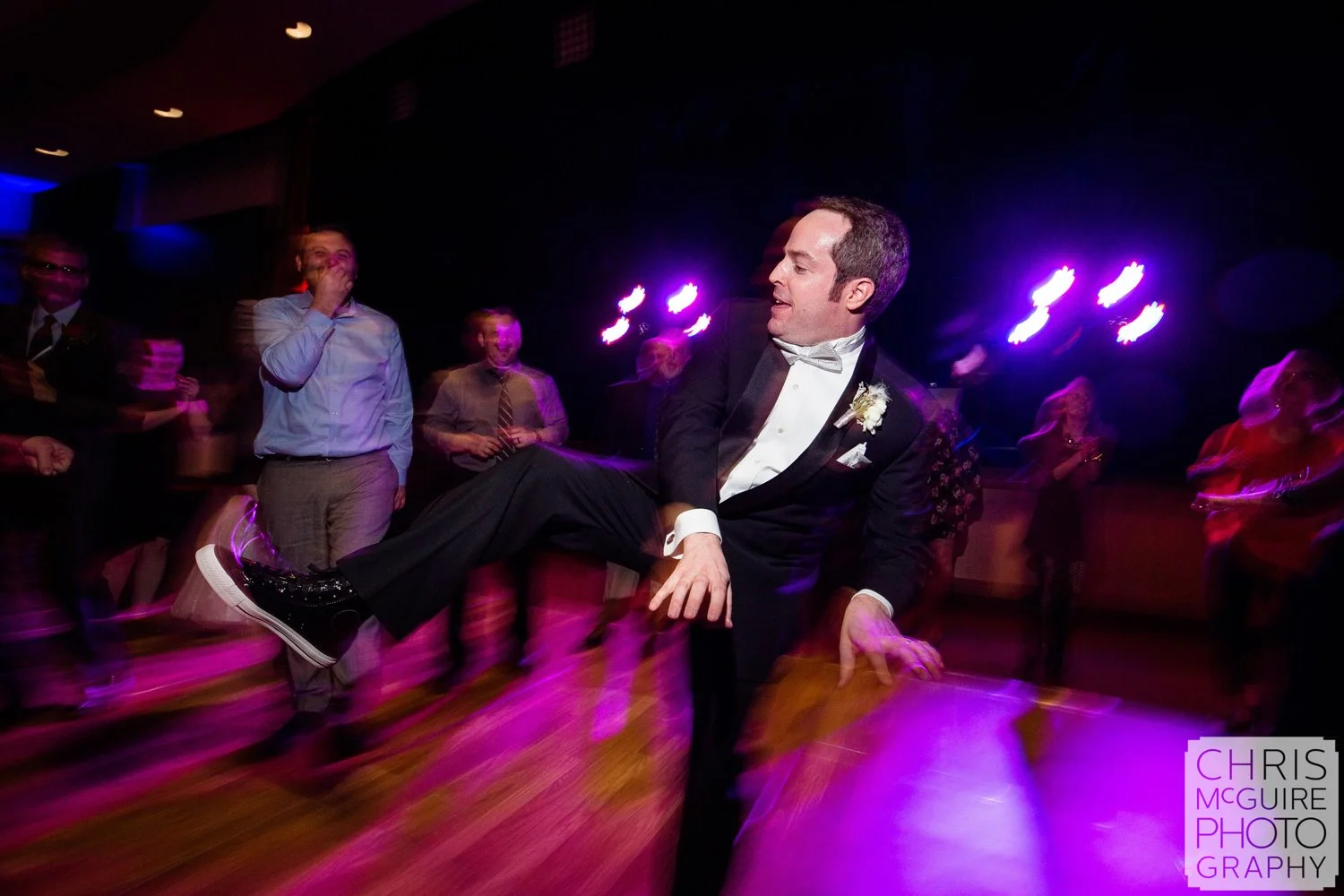groom playing air piano on dance floor peoria wedding