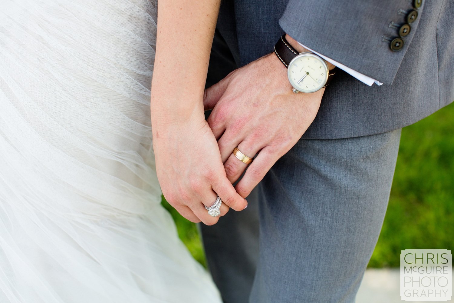 bride groom hands with wedding rings