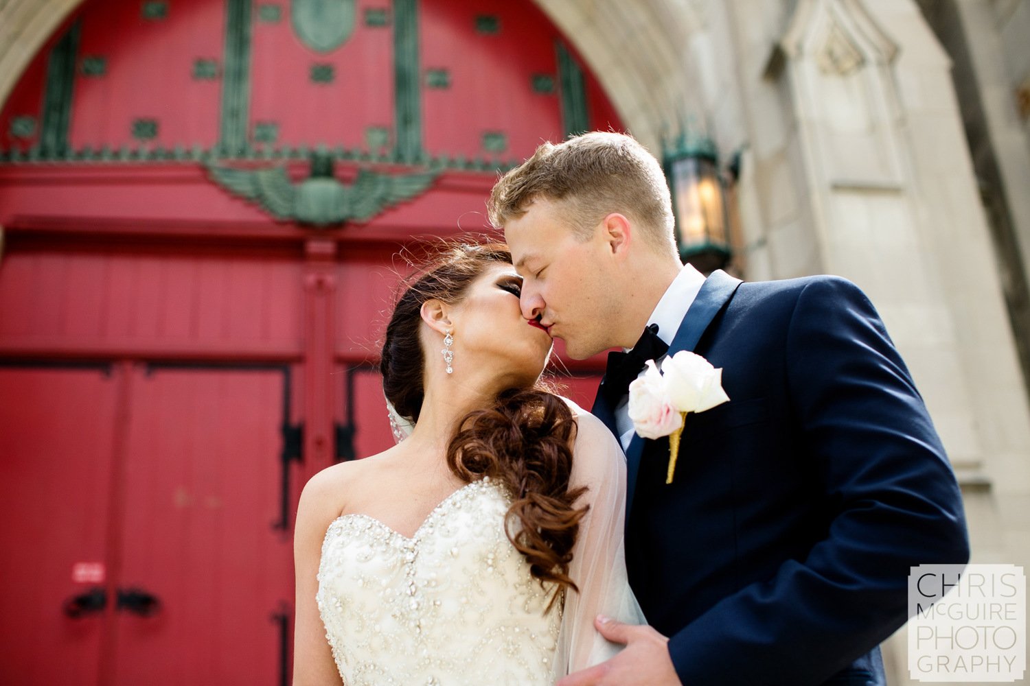 bride groom kissing red door peoria