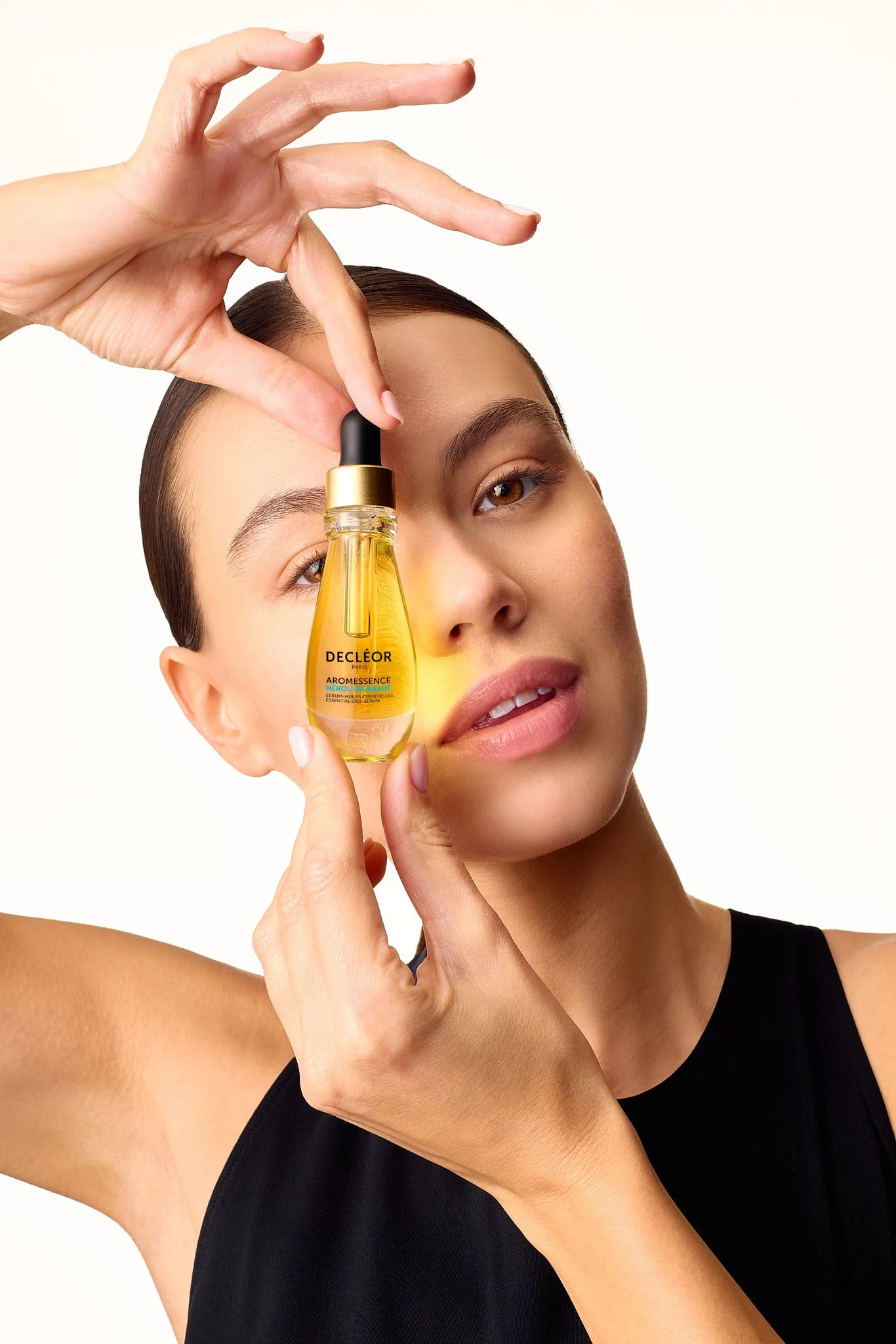 BD_NEROLI_AROMESSENCE_MODELWITHPRODUCT2.jpg